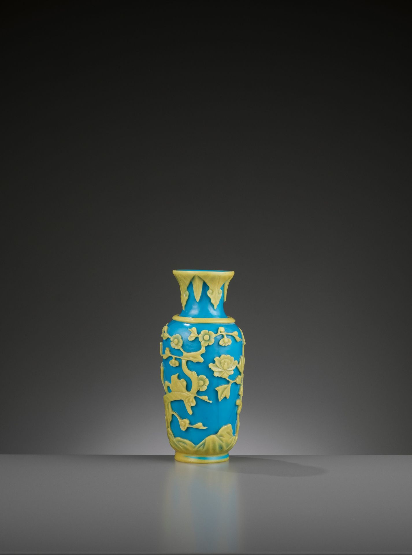 A YELLOW OVERLAY TURQUOISE GLASS VASE, TONGZHI MARK AND PERIOD - Image 7 of 9