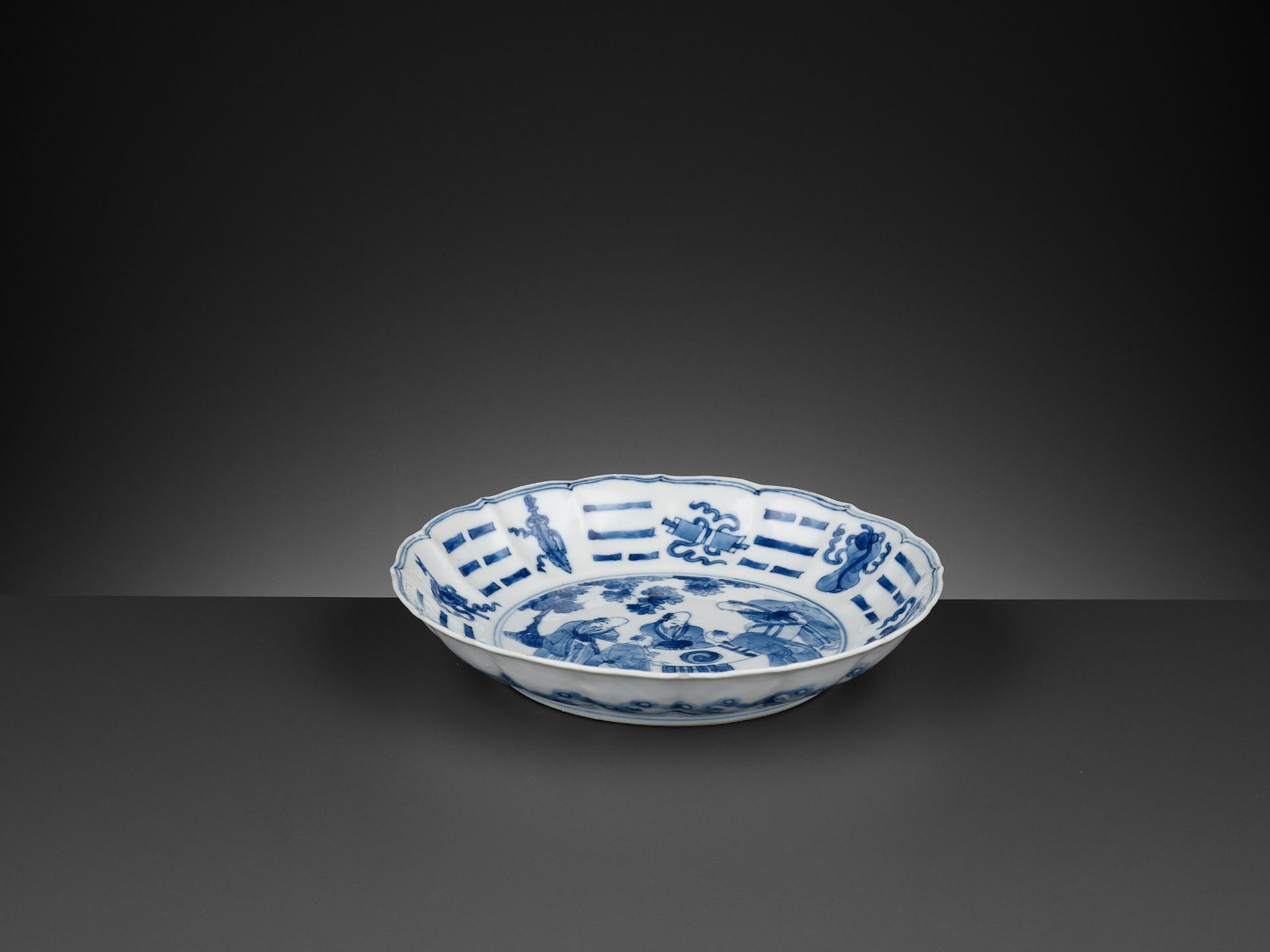 A BLUE AND WHITE 'BAGUA' LOBED DISH, KANGXI PERIOD - Image 7 of 8