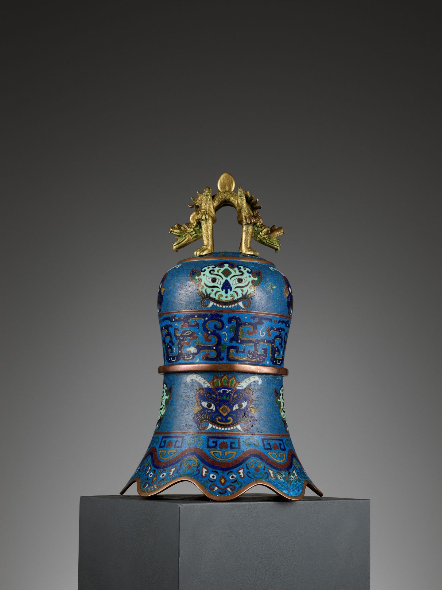 A MASSIVE CLOISONNE ENAMEL BELL, QING DYNASTY - Image 8 of 11