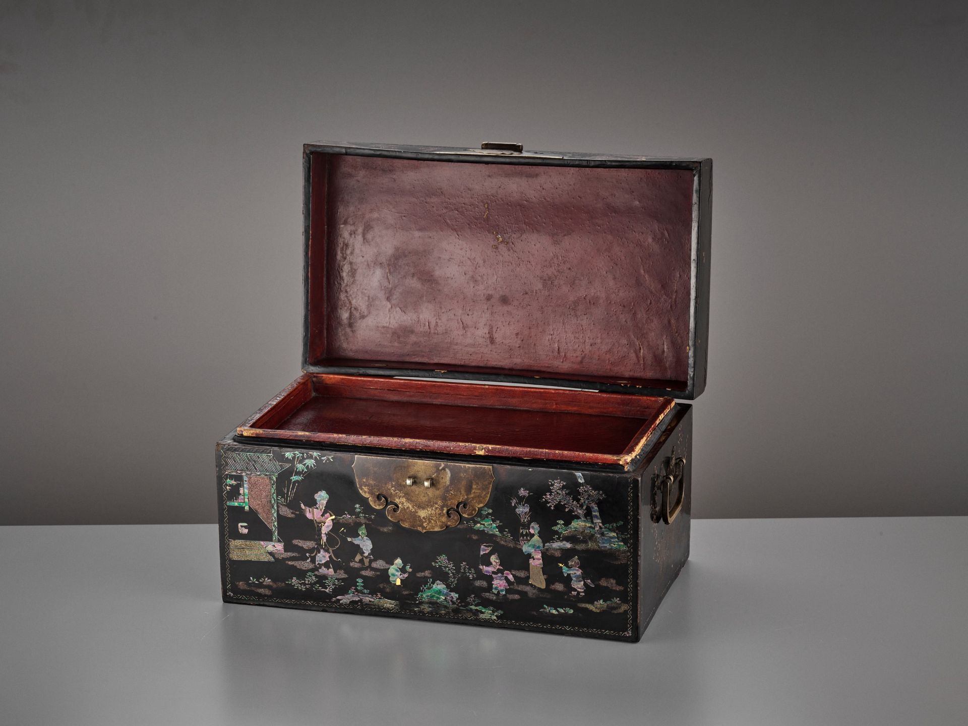 A RARE AND IMPORTANT MOTHER-OF-PEARL AND GOLD-FOIL INLAID 'ZHUAZHOU' BLACK LACQUER BOX AND COVER, LA - Bild 12 aus 15