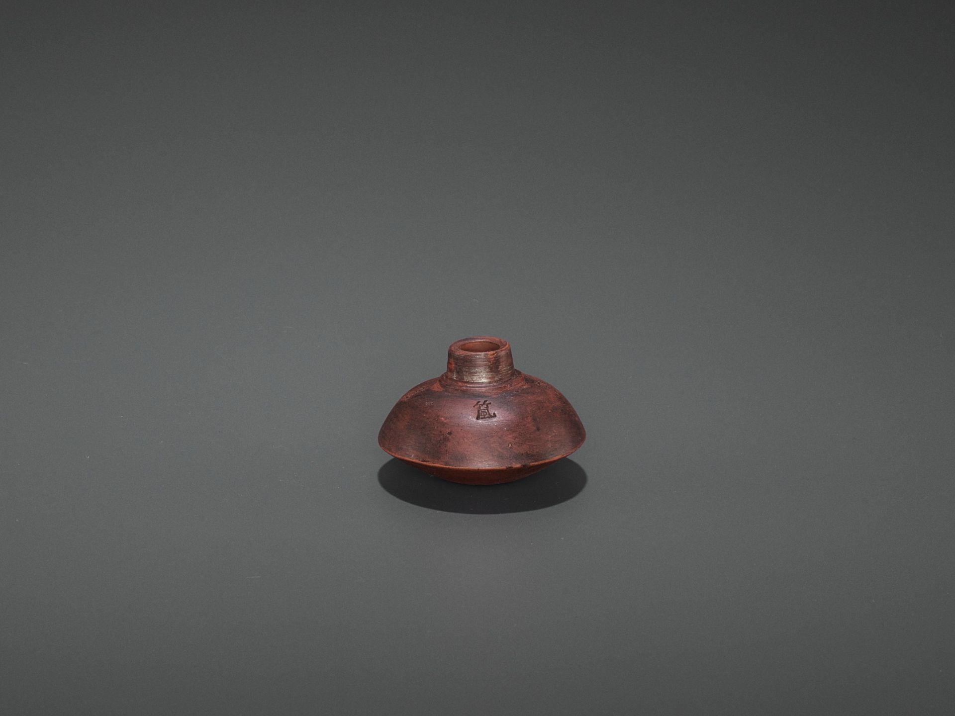 A HARDWOOD OPIUM PIPE WITH BONE, SILVER AND YIXING CERAMIC FITTINGS, LATE QING TO REPUBLIC - Bild 6 aus 7