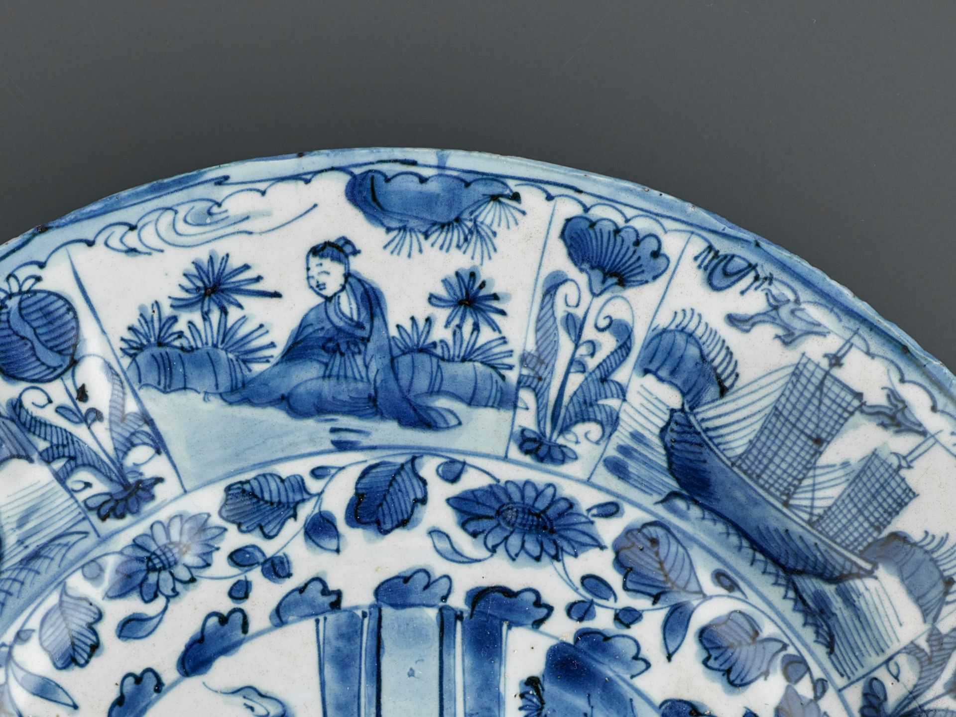 A LARGE BLUE AND WHITE 'COURT OFFICIAL AND ATTENDANT' DISH, WANLI - Bild 3 aus 8
