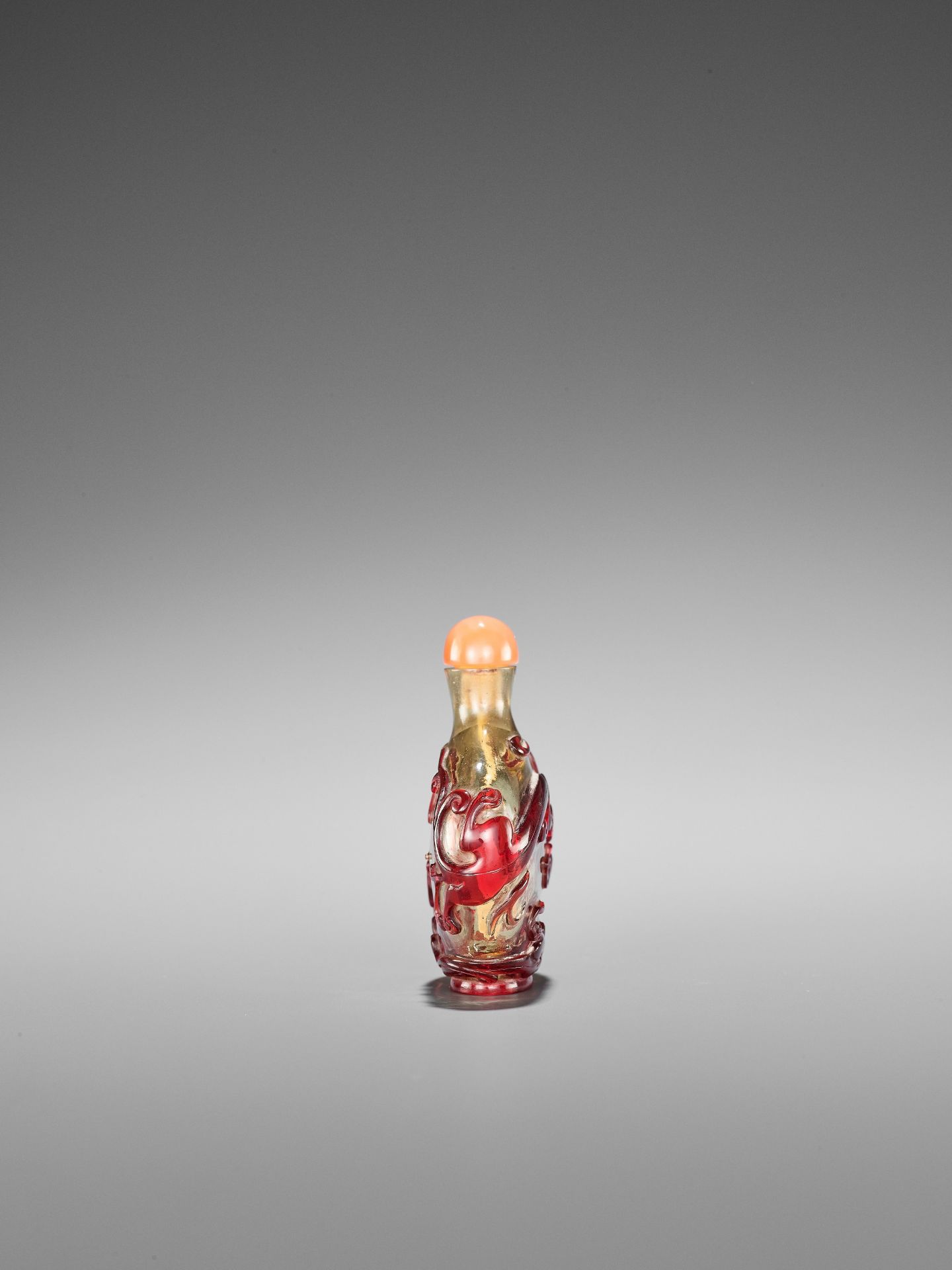 AN IMPERIAL 'CHILONG AND LINGZHI' OVERLAY GLASS SNUFF BOTTLE, 18TH CENTURY - Bild 4 aus 7