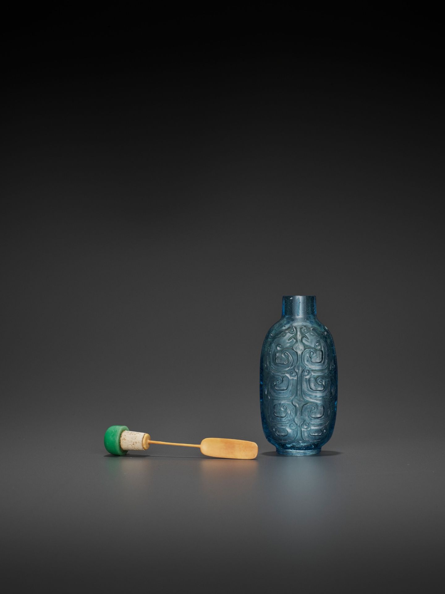 AN AQUAMARINE GLASS 'KUILONG' SNUFF BOTTLE, QING DYNASTY - Image 2 of 9