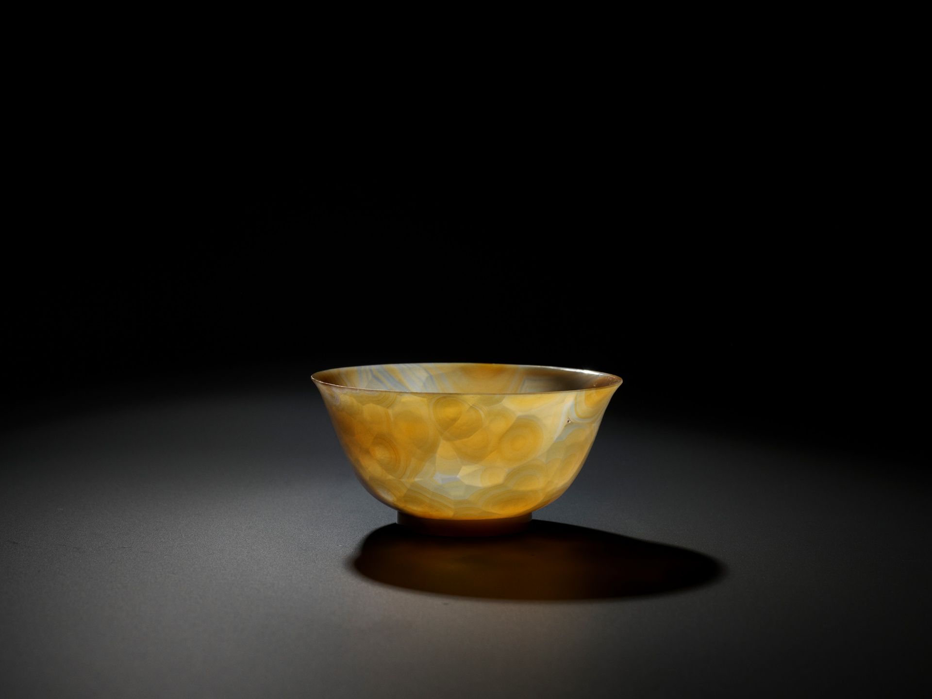 A TRANSLUCENT BANDED AGATE BOWL, QING DYNASTY - Image 3 of 14