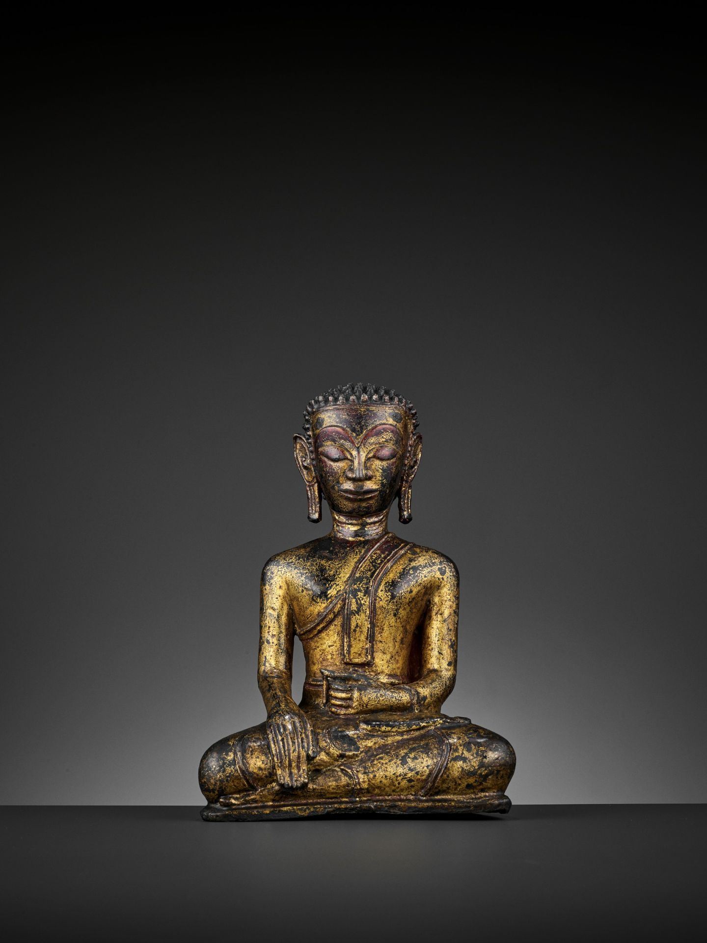 A HEAVILY CAST, GILT-LACQUERED BRONZE OF BUDDHA, 17TH-18TH CENTURY - Bild 10 aus 11