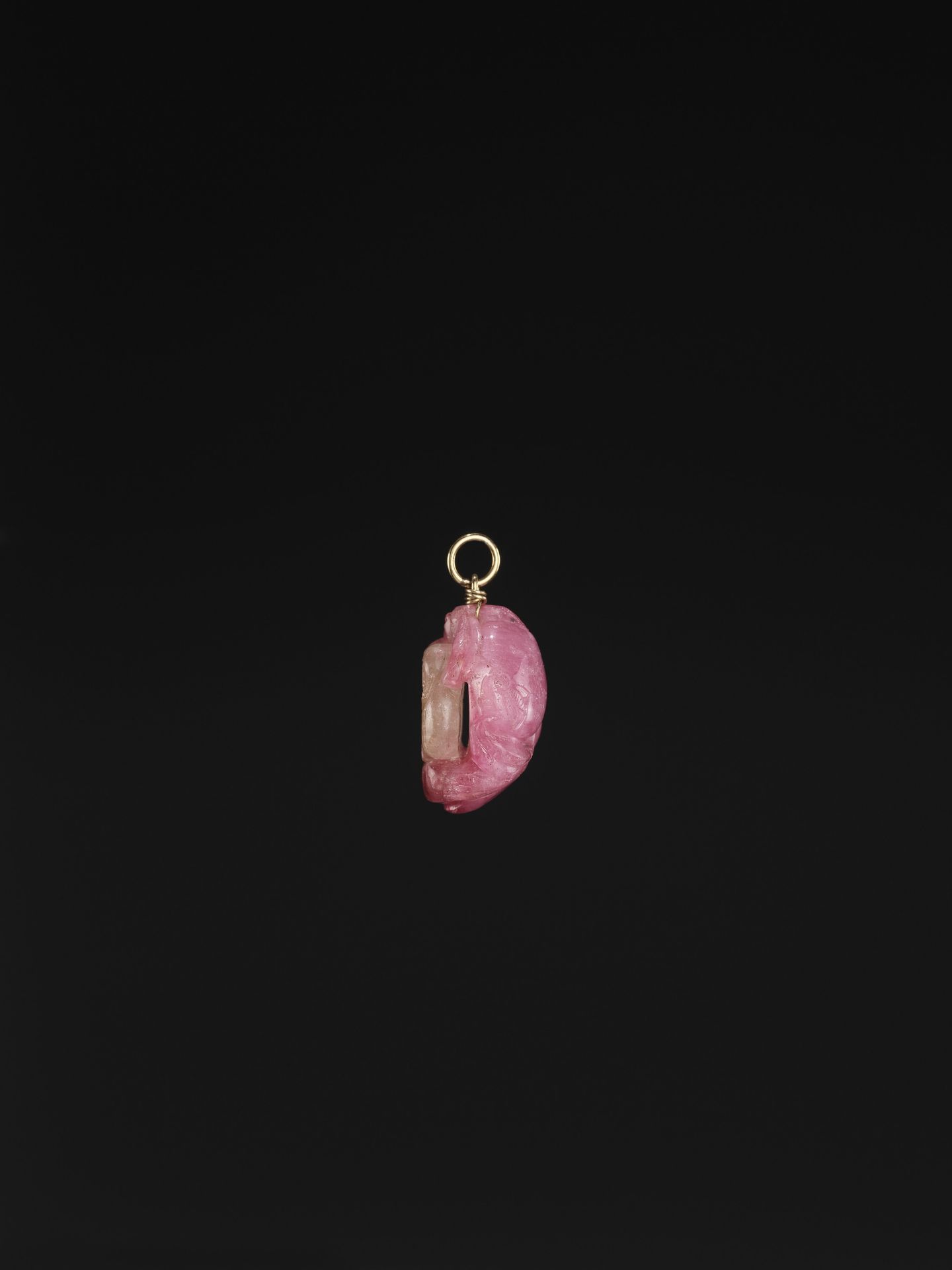 A PINK AND GREEN TOURMALINE 'PENSIVE MONKEY' PENDANT, LATE QING DYNASTY - Image 6 of 8