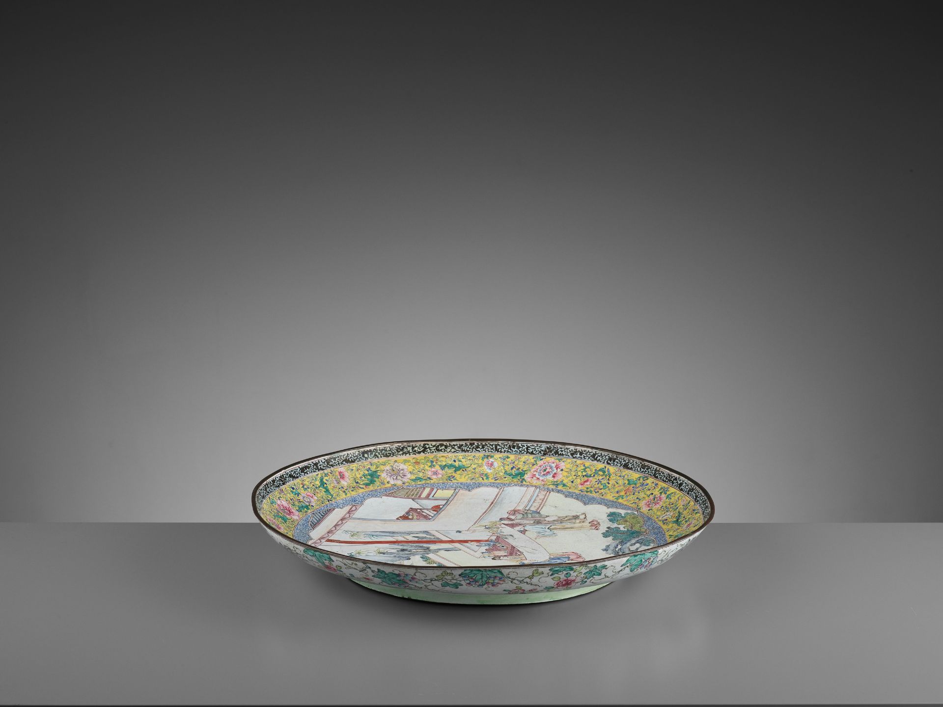 AN EXCEPTIONAL AND VERY LARGE CANTON ENAMEL ‘SCHOLARS’ DISH, EARLY 18TH CENTURY - Image 8 of 12