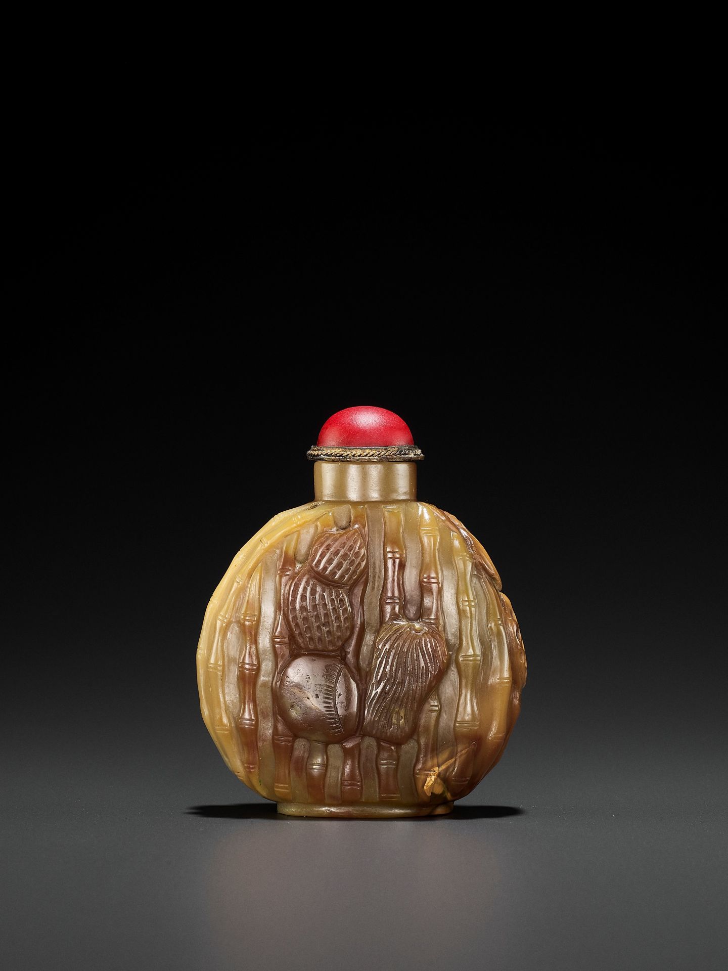 AN AGATE 'JUJUBE AND PEANUT' SNUFF BOTTLE, LATE QING TO EARLY REPUBLIC
