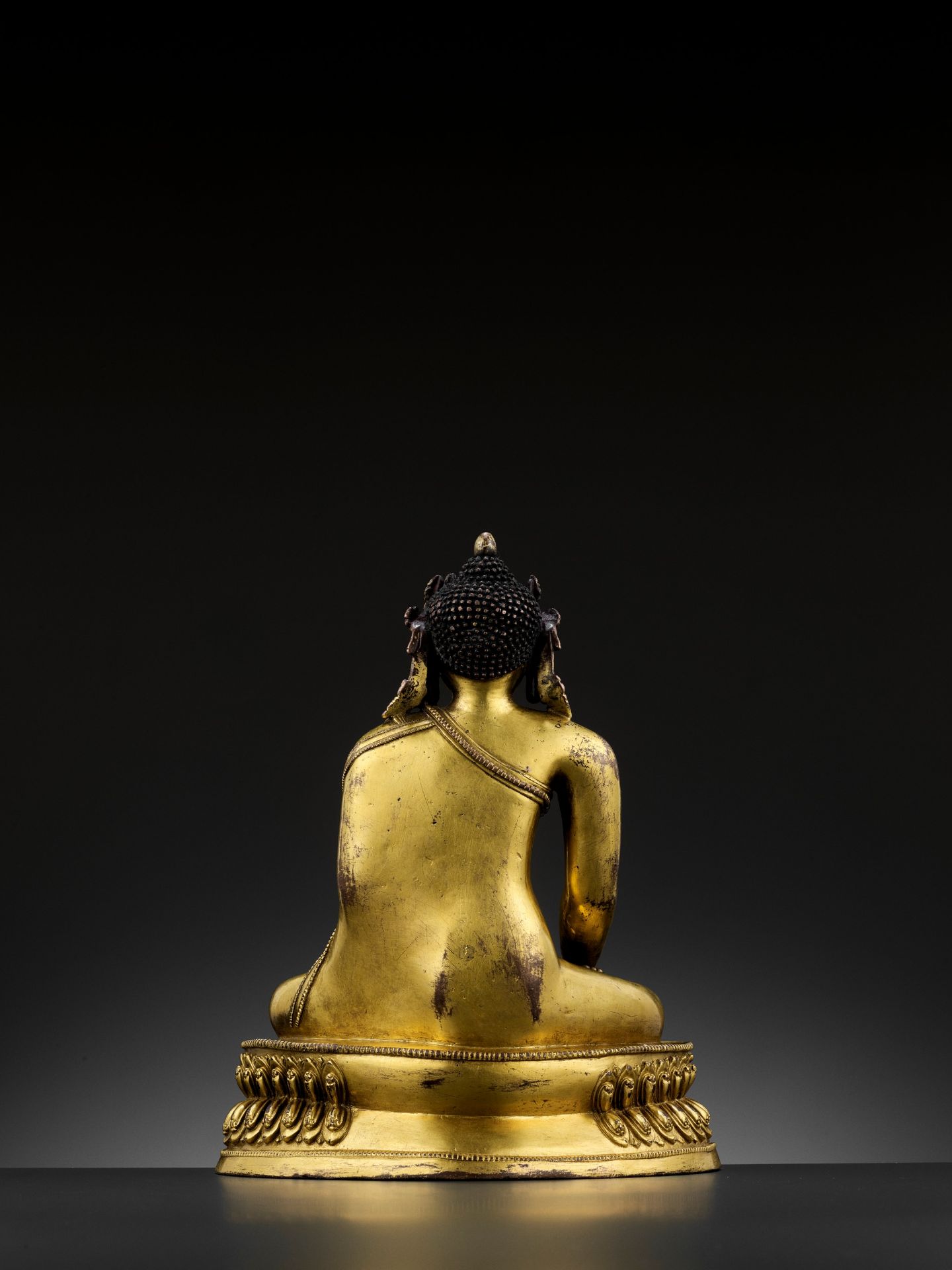 A GILT COPPER-ALLOY FIGURE OF A CROWNED BUDDHA, MALLA, 14TH - 15TH CENTURY - Bild 10 aus 14