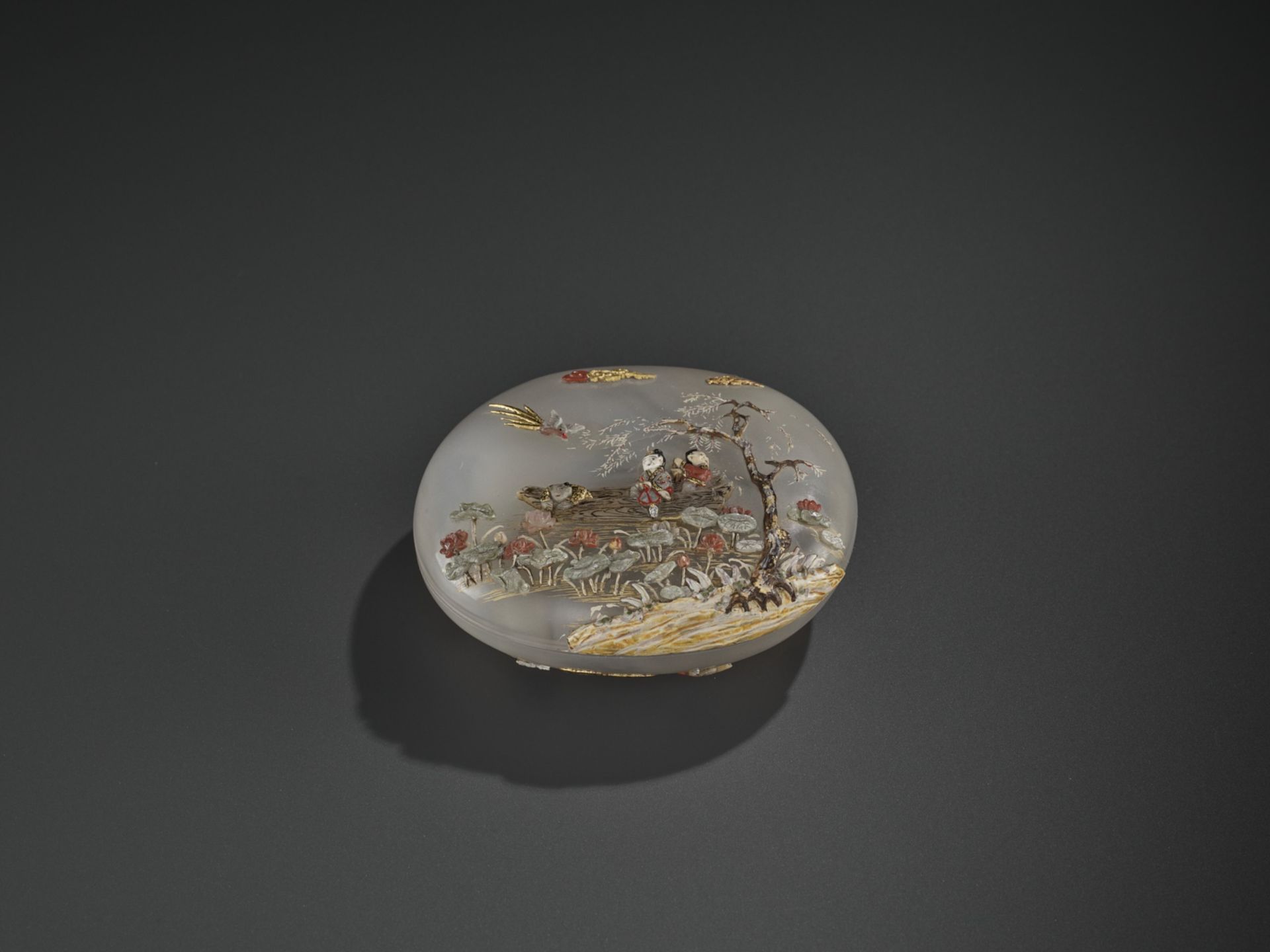 AN EMBELLISHED 'PICKING LOTUS' AGATE BOX, QING DYNASTY - Image 3 of 11