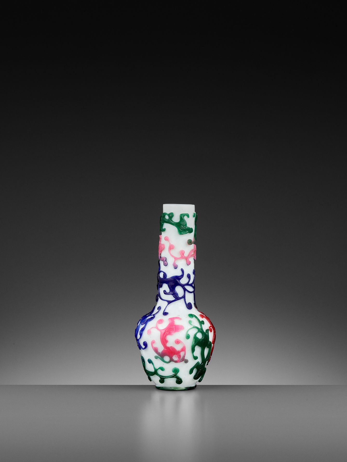 A FIVE-COLOR OVERLAY GLASS 'CHILONG' BOTTLE VASE, QIANLONG MARK AND PERIOD - Image 7 of 10