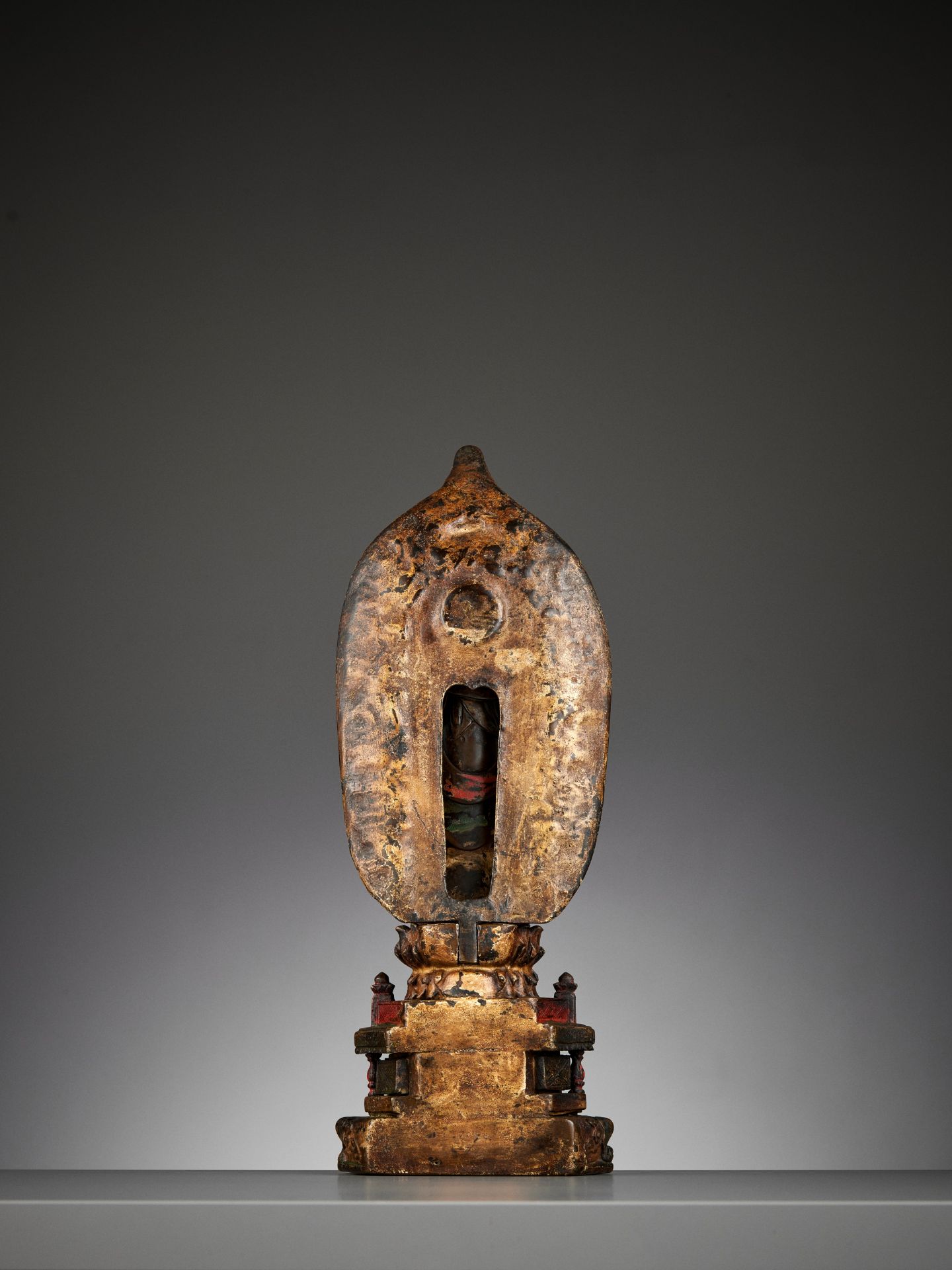 A POLYCHROME ENAMELED BRONZE FIGURE OF KANNON BOSATSU, LATE EDO PERIOD - Image 7 of 10