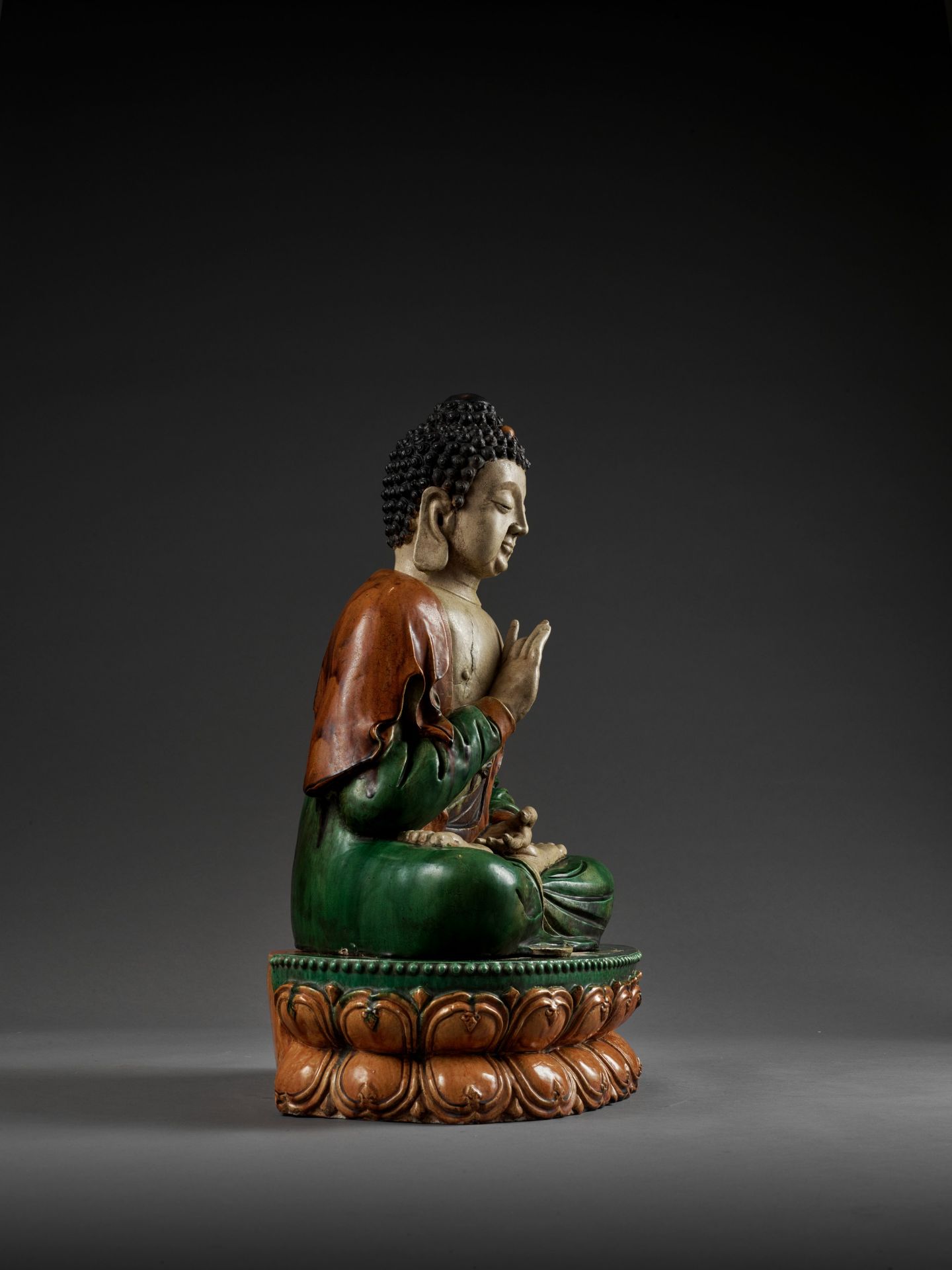 A MONUMENTAL SANCAI-GLAZED FIGURE OF BUDDHA SHAKYAMUNI, MING DYNASTY - Bild 5 aus 18