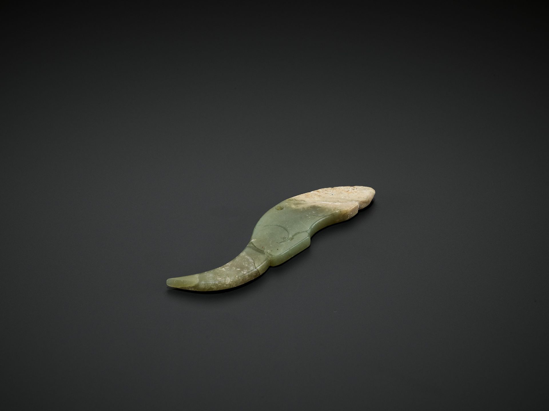 A CELADON JADE 'CROUCHING TIGER' PENDANT, WESTERN ZHOU DYNASTY - Bild 4 aus 6