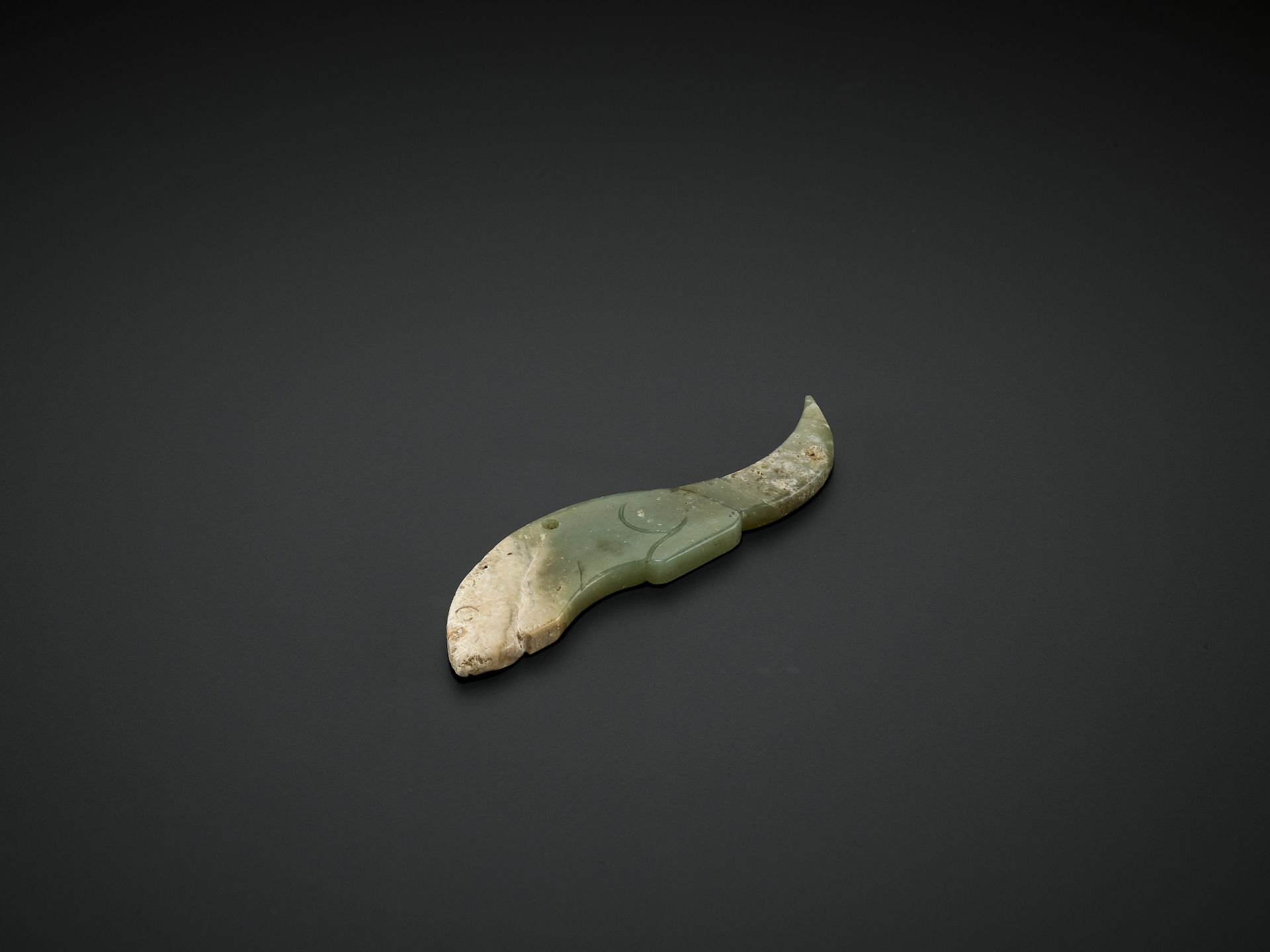 A CELADON JADE 'CROUCHING TIGER' PENDANT, WESTERN ZHOU DYNASTY - Image 3 of 6