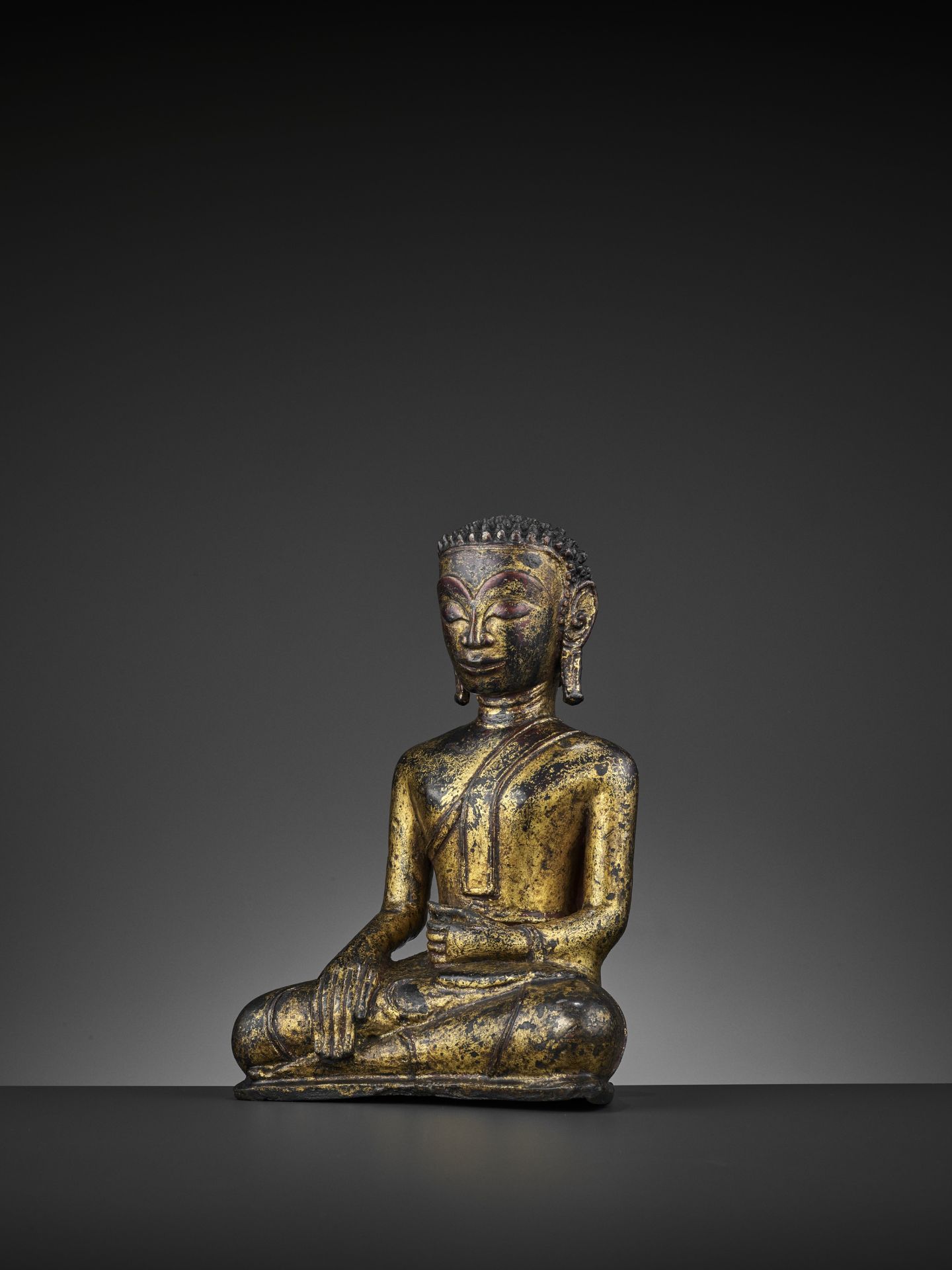 A HEAVILY CAST, GILT-LACQUERED BRONZE OF BUDDHA, 17TH-18TH CENTURY - Bild 8 aus 11