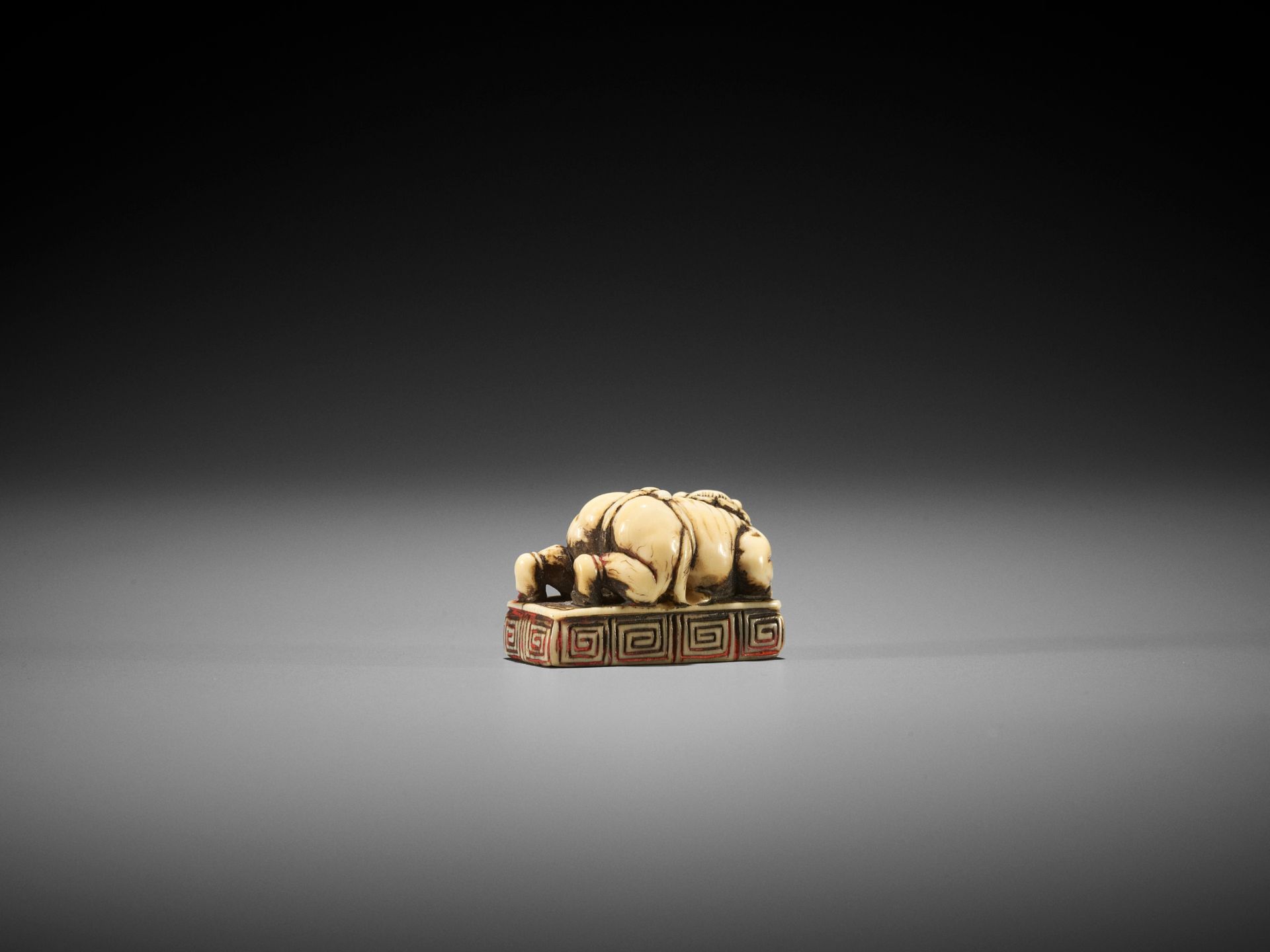 A RARE IVORY SEAL NETSUKE WITH AN ONI - Bild 2 aus 8