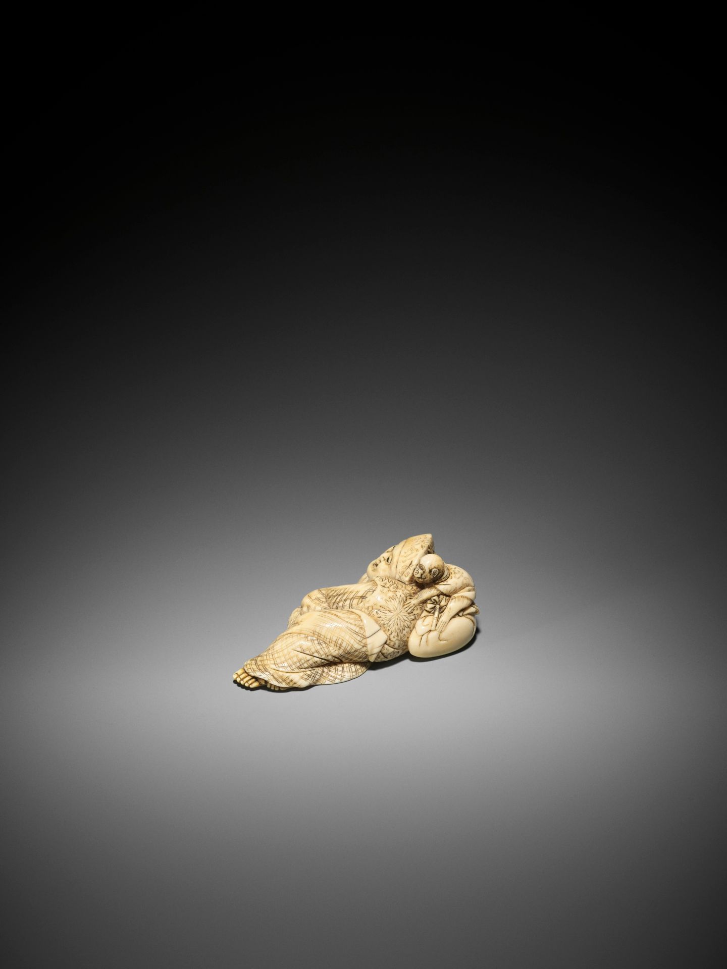 YOSHINAGA: A LARGE AND EXCEPTIONAL IVORY NETSUKE OF A RECLINING SARUMAWASHI WITH MONKEY - Image 6 of 9