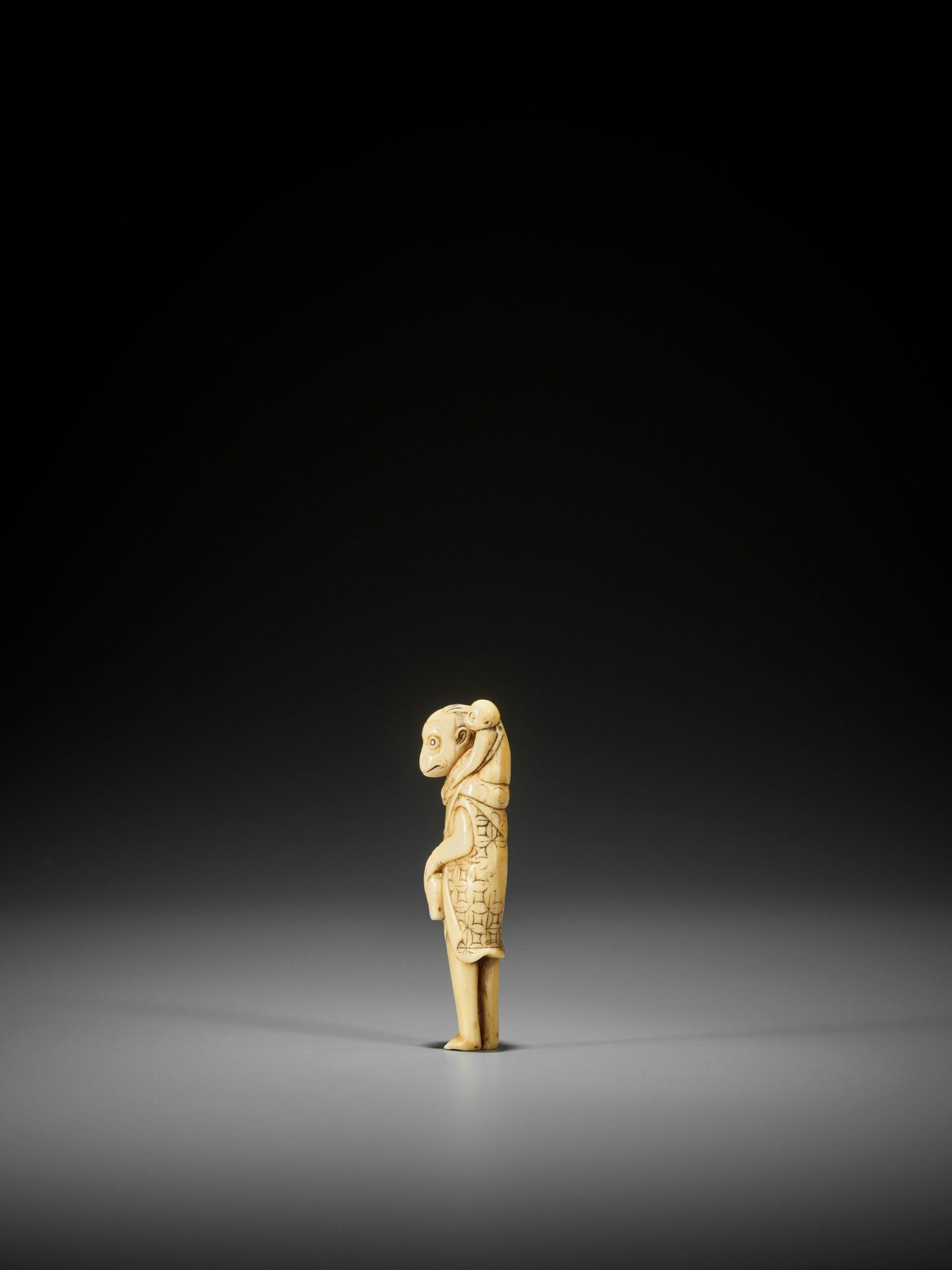 AN UNUSUAL AND EARLY IVORY NETSUKE OF A MONKEY AS A SARUMAWASHI - Image 6 of 8