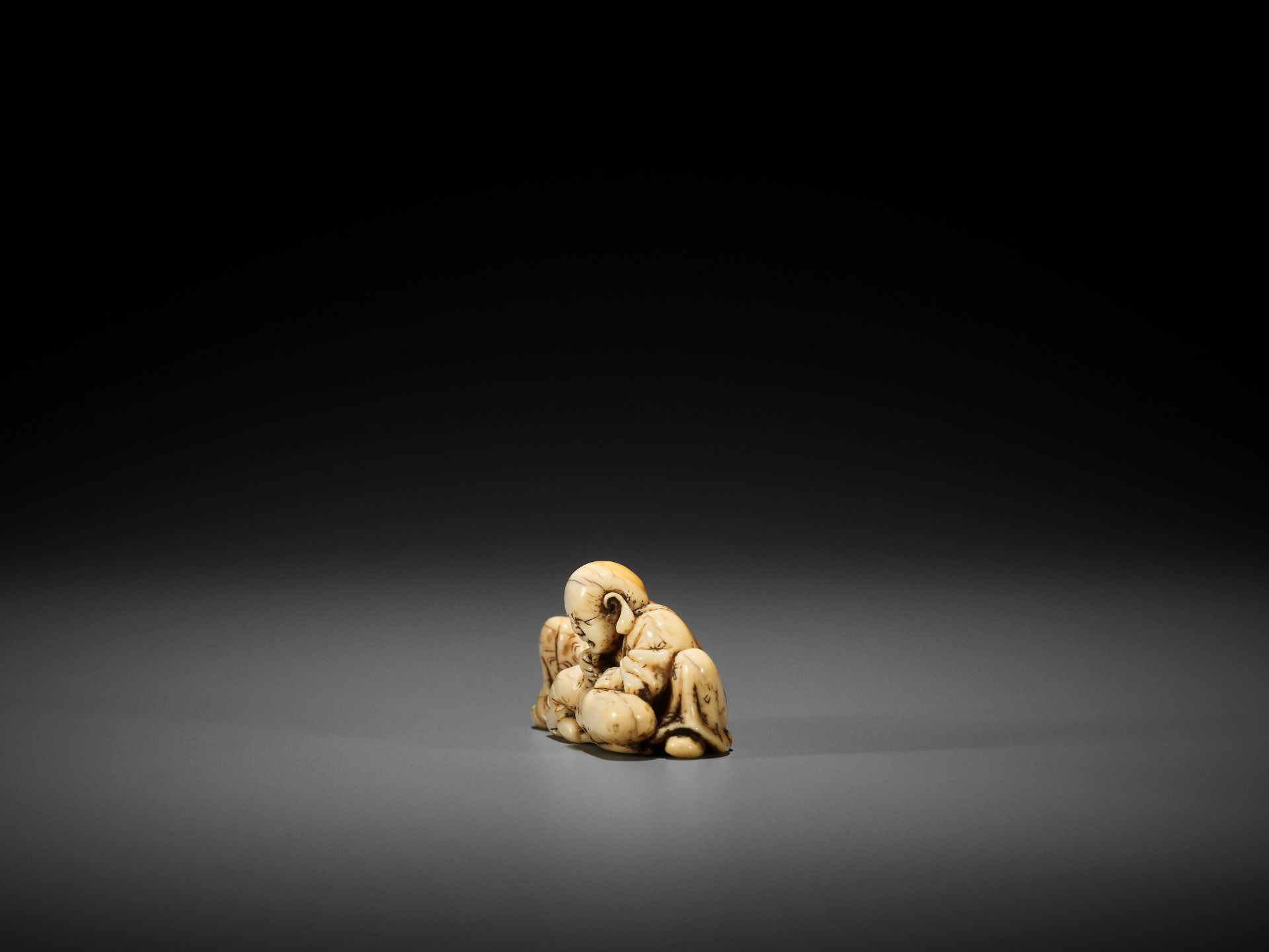 AN EARLY IVORY NETSUKE OF HOTEI AND FUKUROKUJU - Image 7 of 10