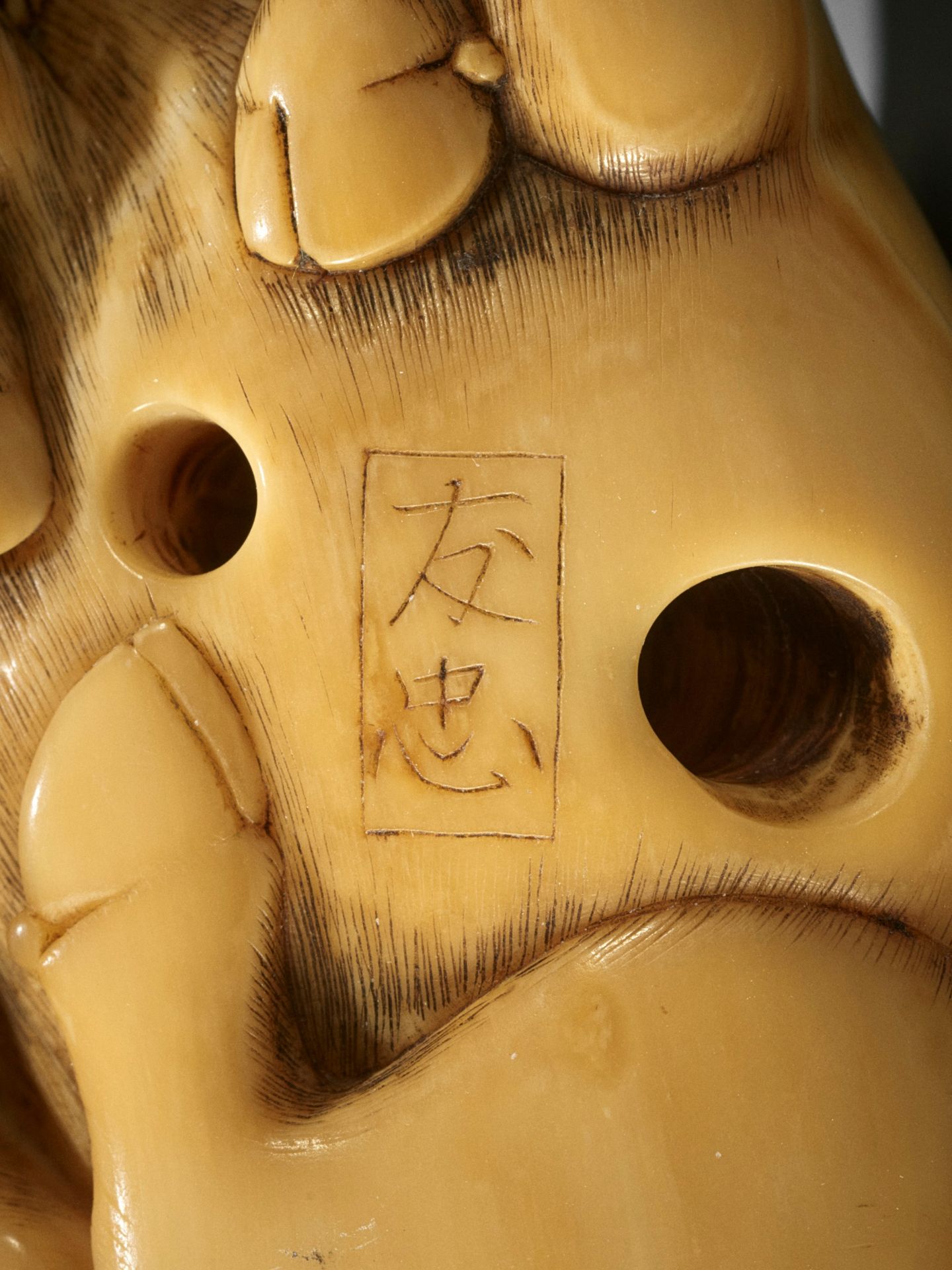 TOMOTADA: AN IVORY NETSUKE OF A RECUMBENT OX - Image 10 of 11