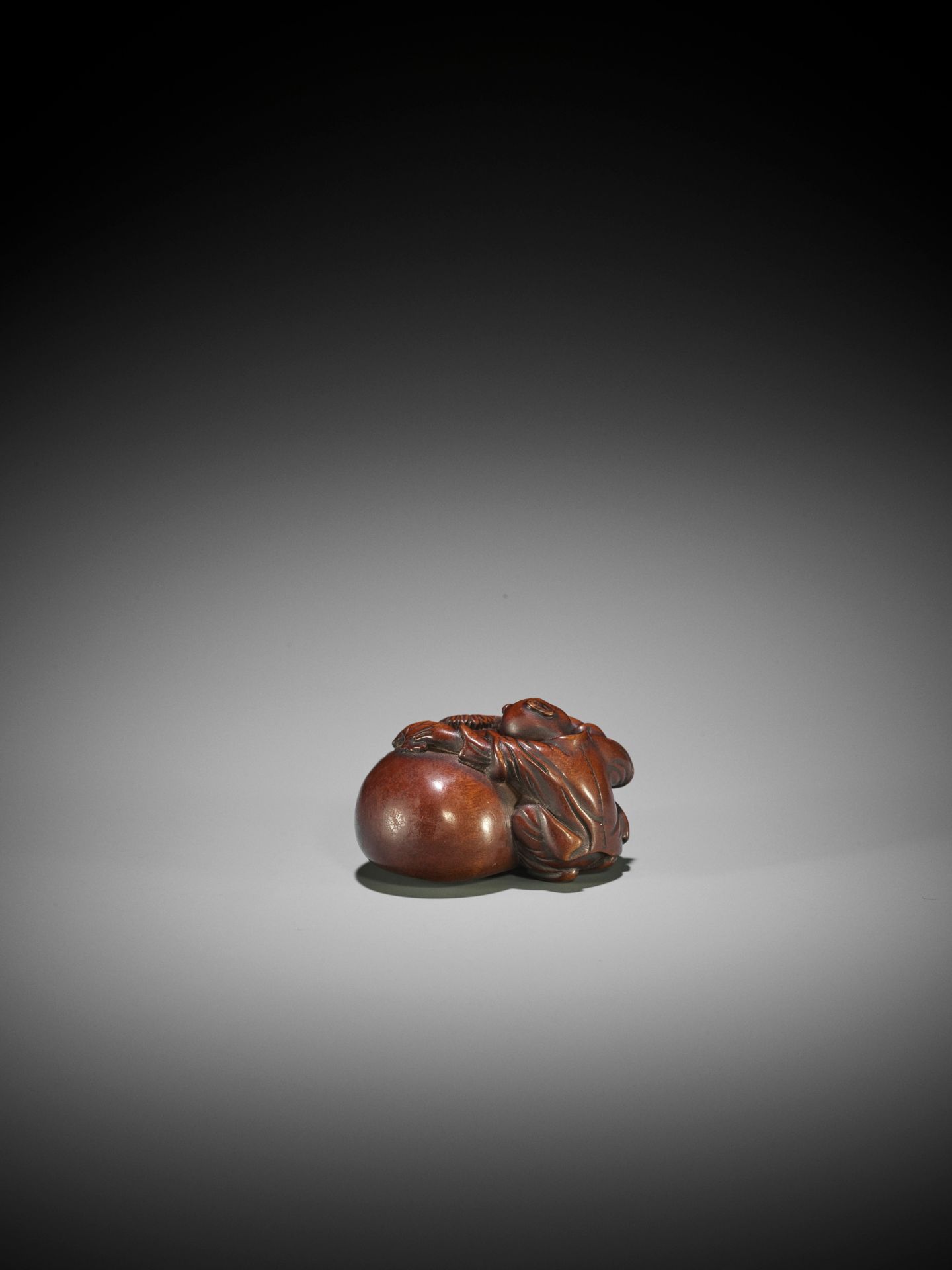 AN EARLY WOOD NETSUKE OF A KARAKO WITH KIKU FLOWER AND TREASURE SACK - Image 5 of 8