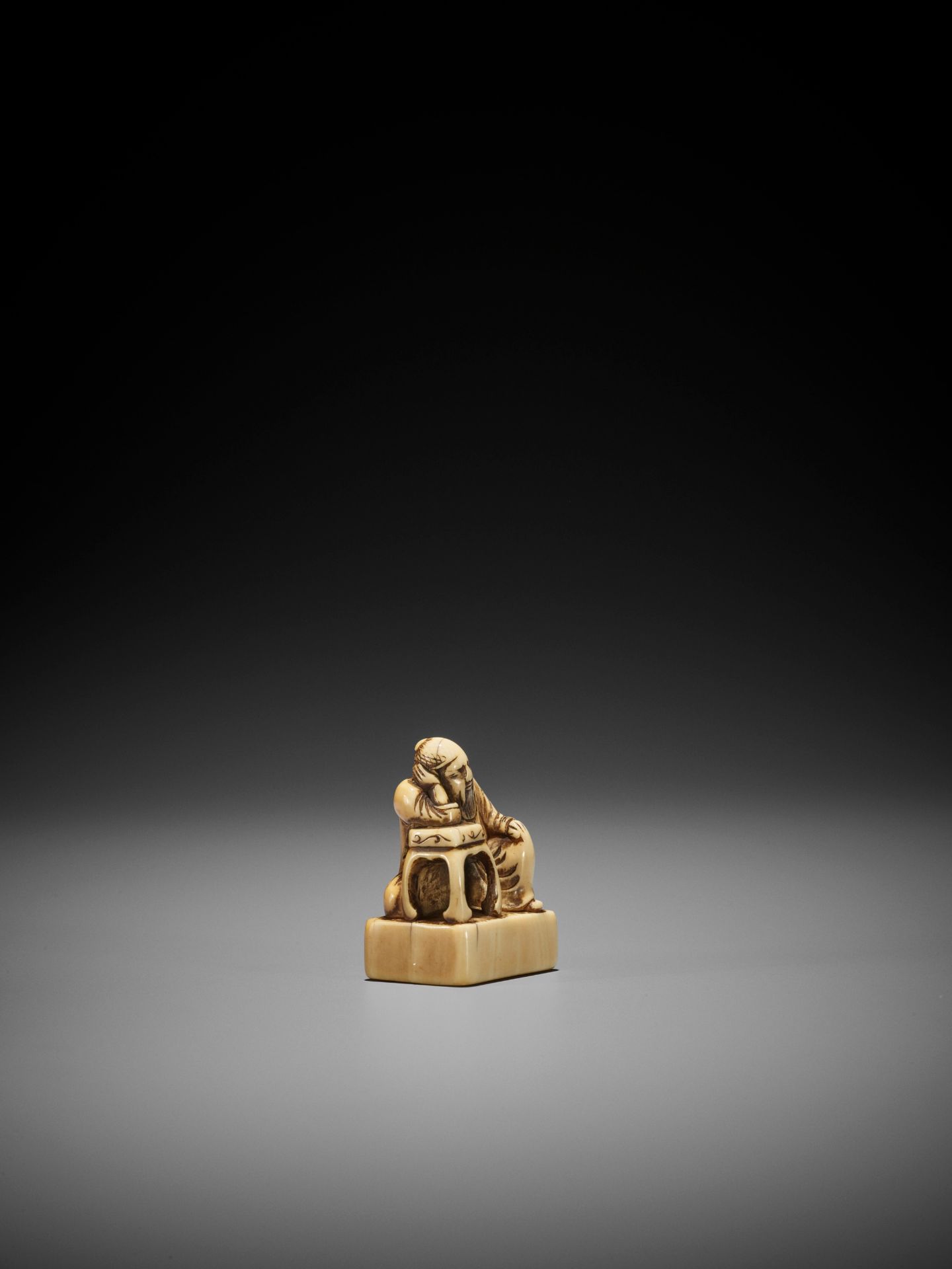 AN EARLY IVORY NETSUKE OF RIHAKU - Image 6 of 9