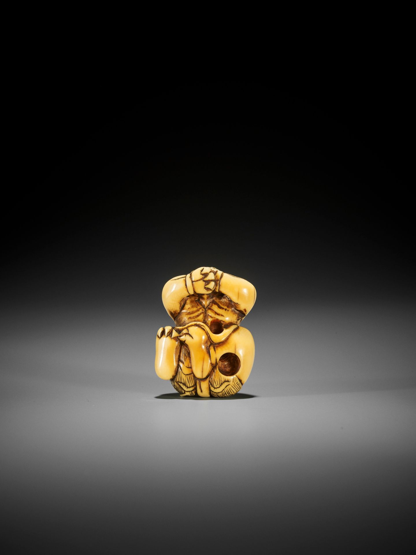 A RARE IVORY NETSUKE OF SHIRO - Image 2 of 10