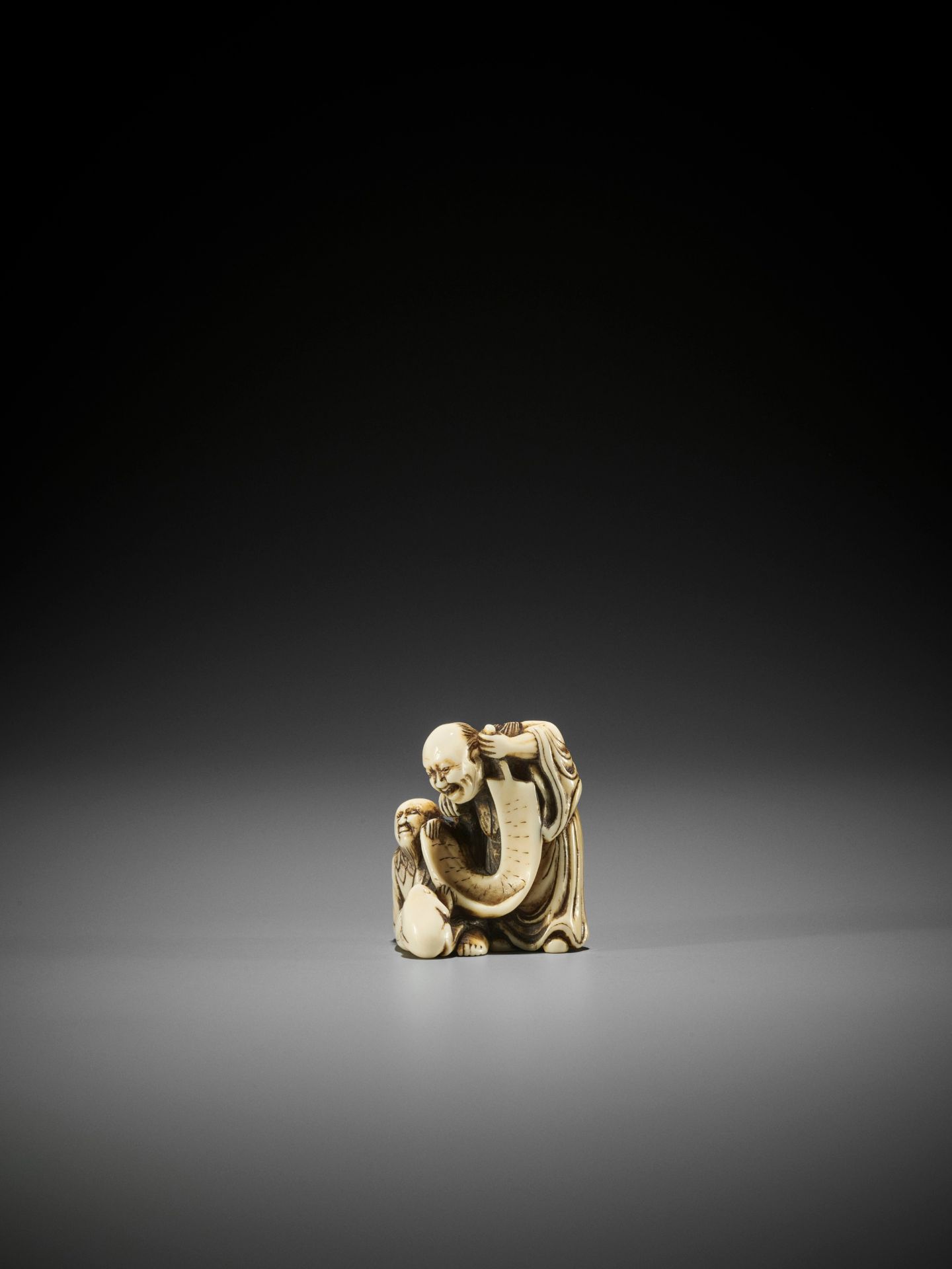 AN EARLY IVORY NETSUKE OF TWO IMMORTALS WITH SCROLL AND TOAD - Bild 4 aus 8