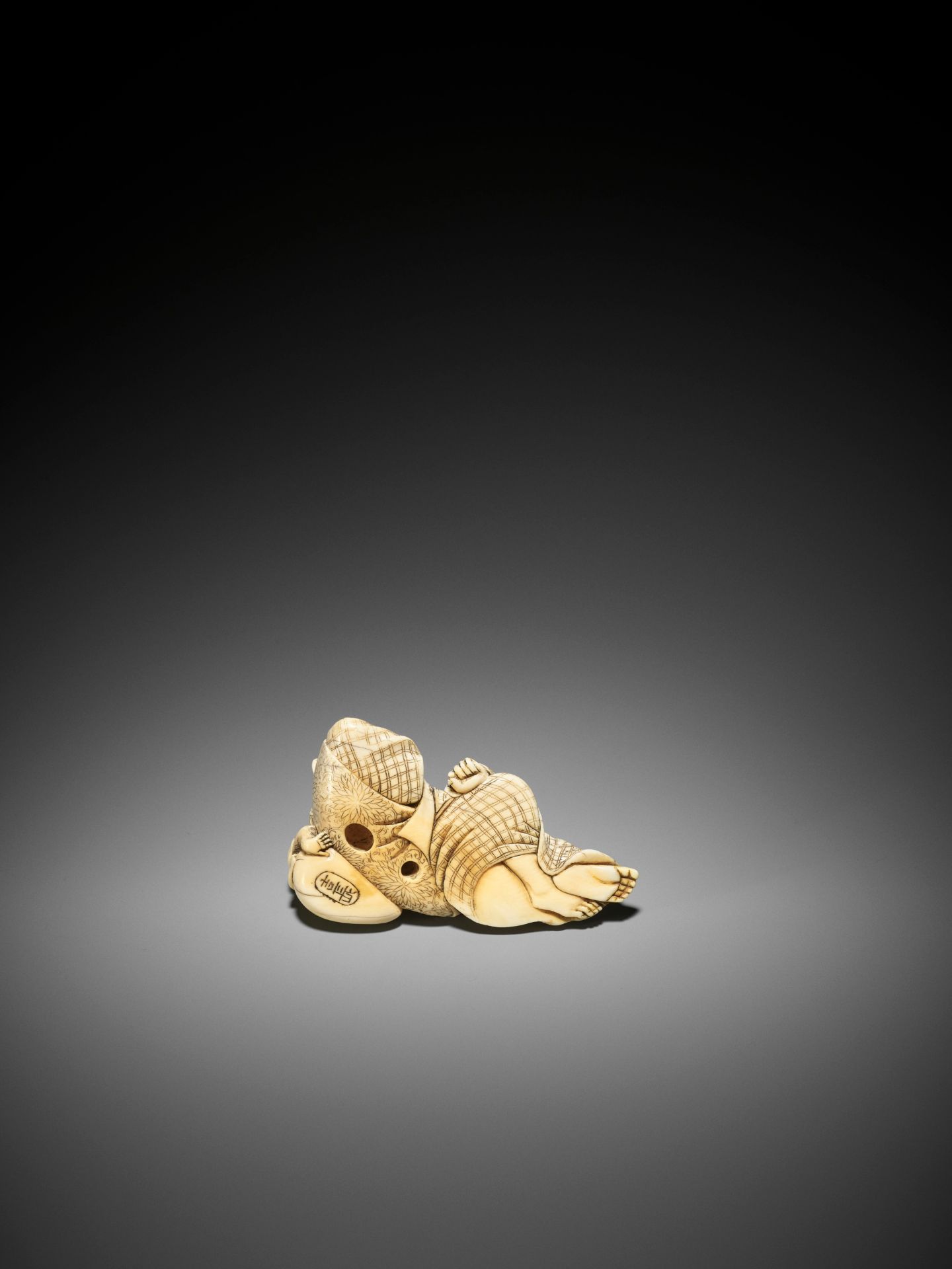 YOSHINAGA: A LARGE AND EXCEPTIONAL IVORY NETSUKE OF A RECLINING SARUMAWASHI WITH MONKEY - Image 3 of 9