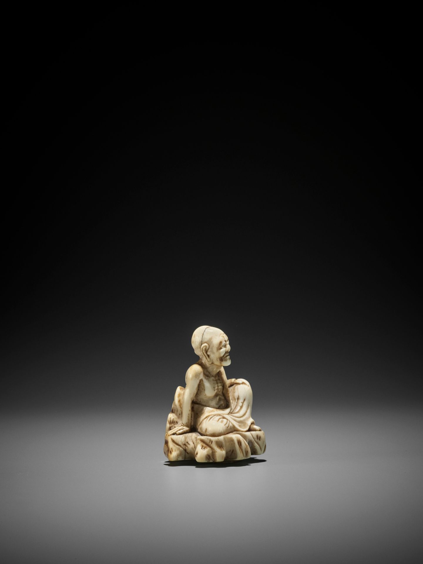 AN UNUSUAL AND EARLY TOBORI STYLE IVORY NETSUKE OF A RAKAN ON A ROCK - Image 7 of 10