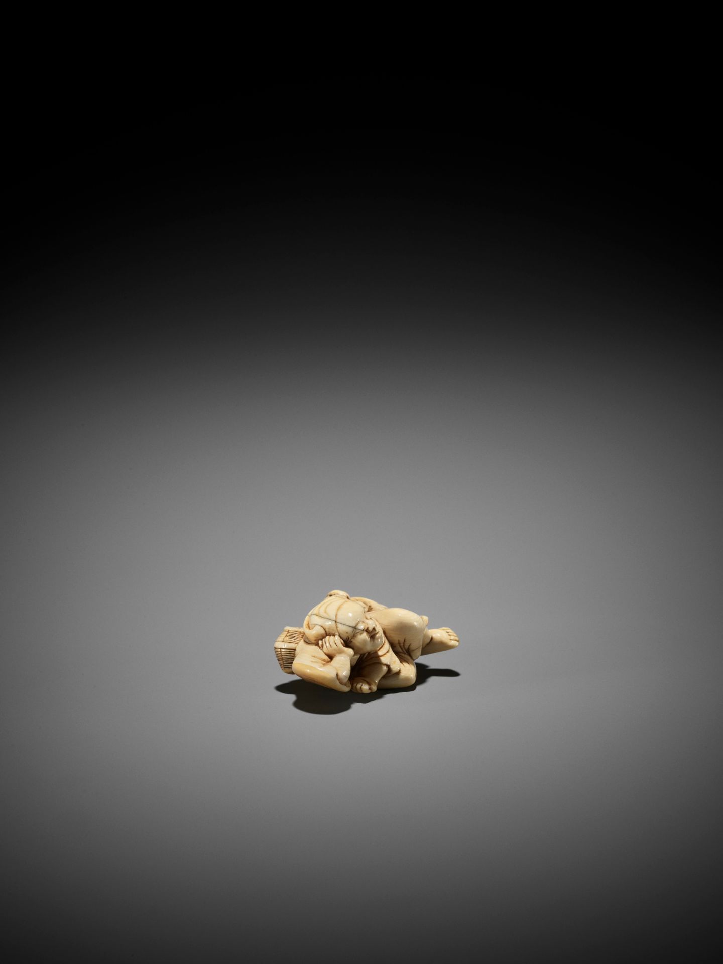 AN IVORY NETSUKE OF A SLEEPING SARUMAWASHI WITH MONKEY - Image 4 of 9