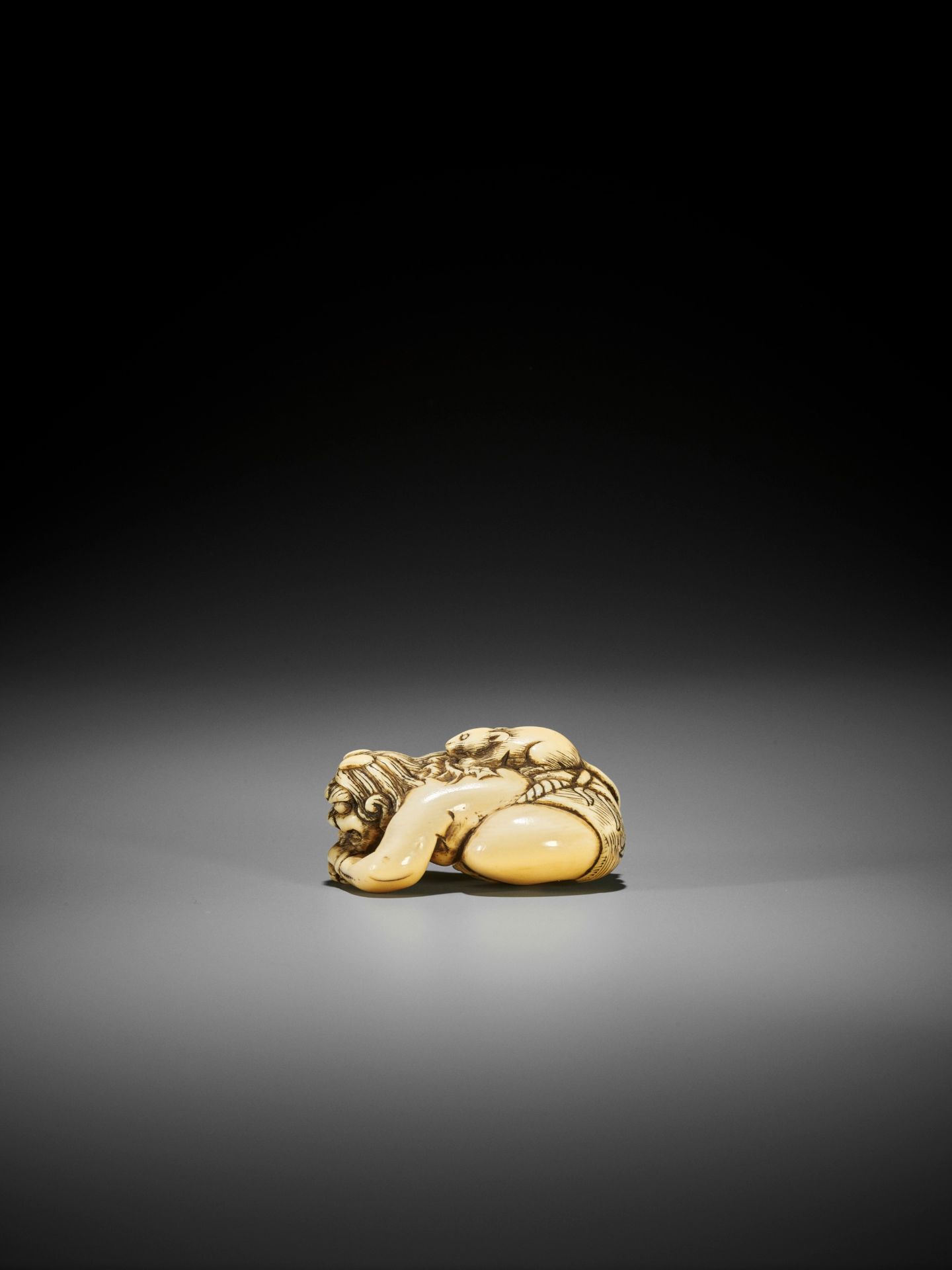 A RARE IVORY NETSUKE OF SHIRO - Bild 9 aus 10