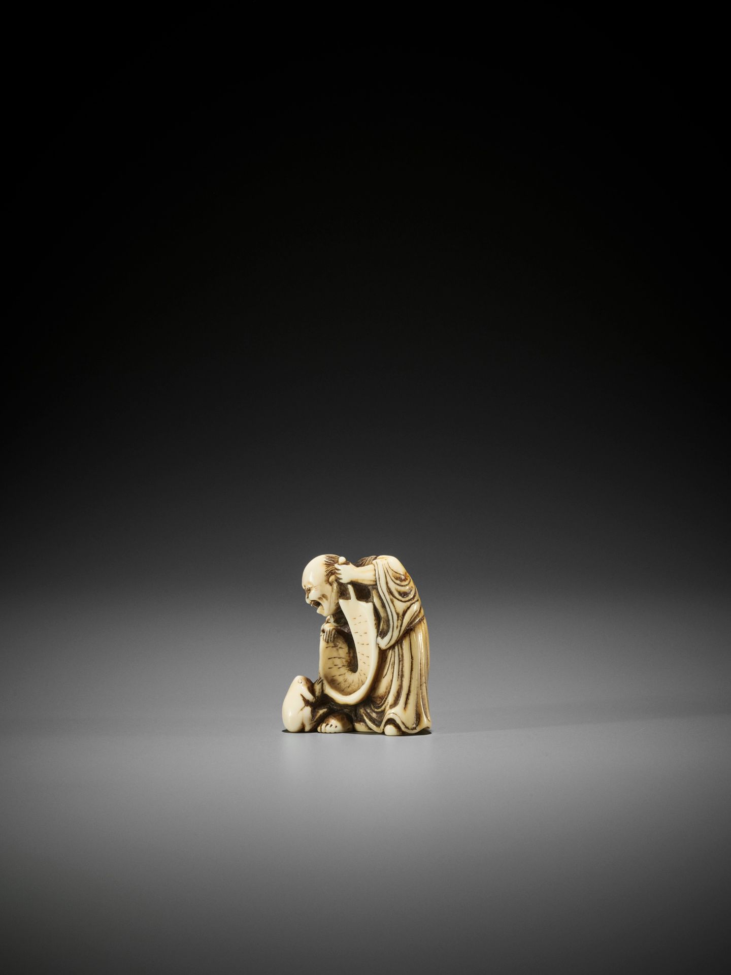 AN EARLY IVORY NETSUKE OF TWO IMMORTALS WITH SCROLL AND TOAD - Image 5 of 8