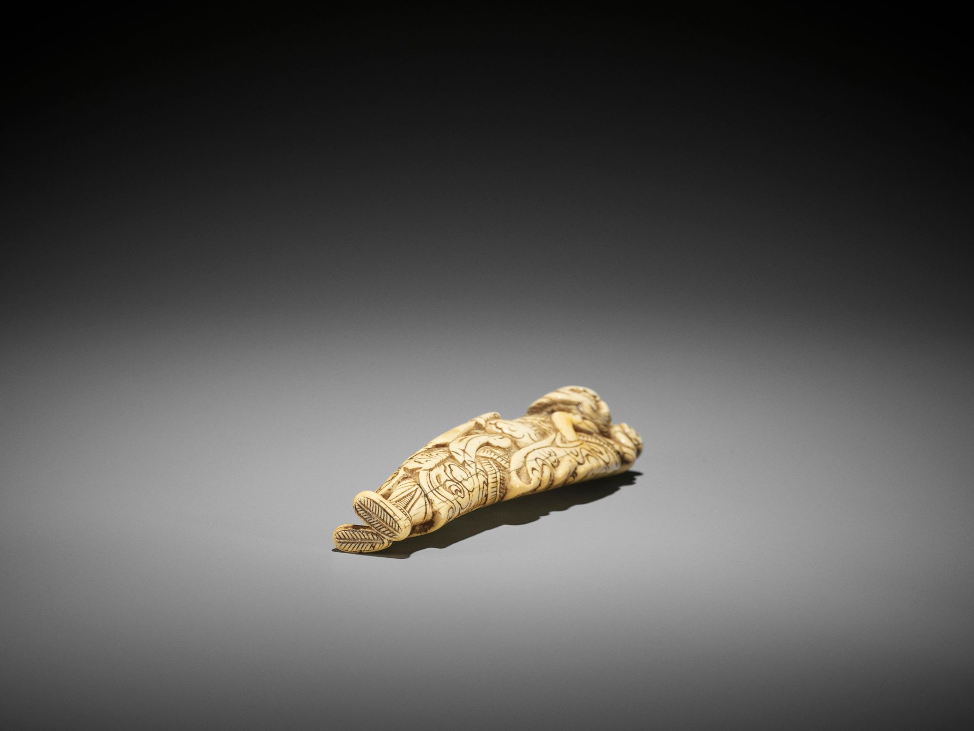 A MONUMENTALLY TALL IVORY NETSUKE OF SHOKI AND ONI - Bild 8 aus 8