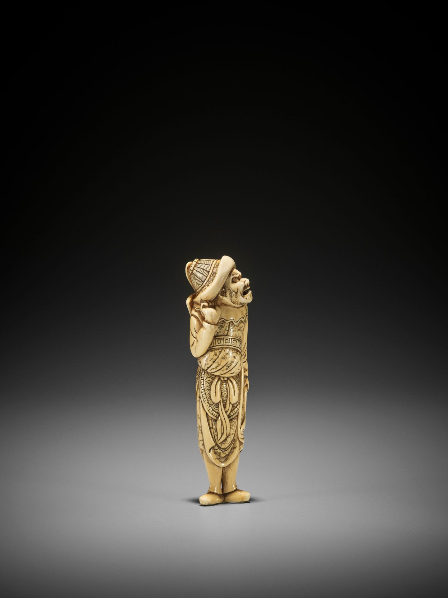 A TALL IVORY NETSUKE OF A TARTAR ARCHER - Bild 8 aus 10