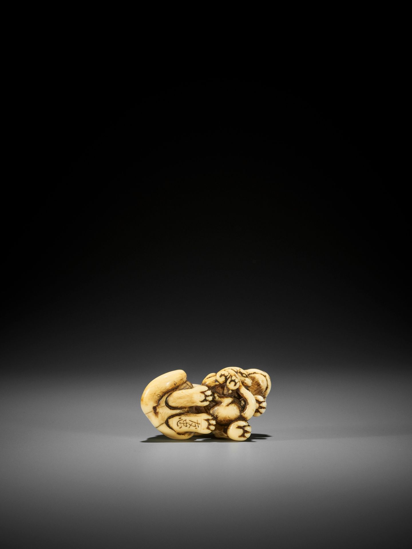 TOMOTADA: AN EXCEPTIONAL IVORY NETSUKE OF A TIGRESS AND CUB - Image 9 of 13