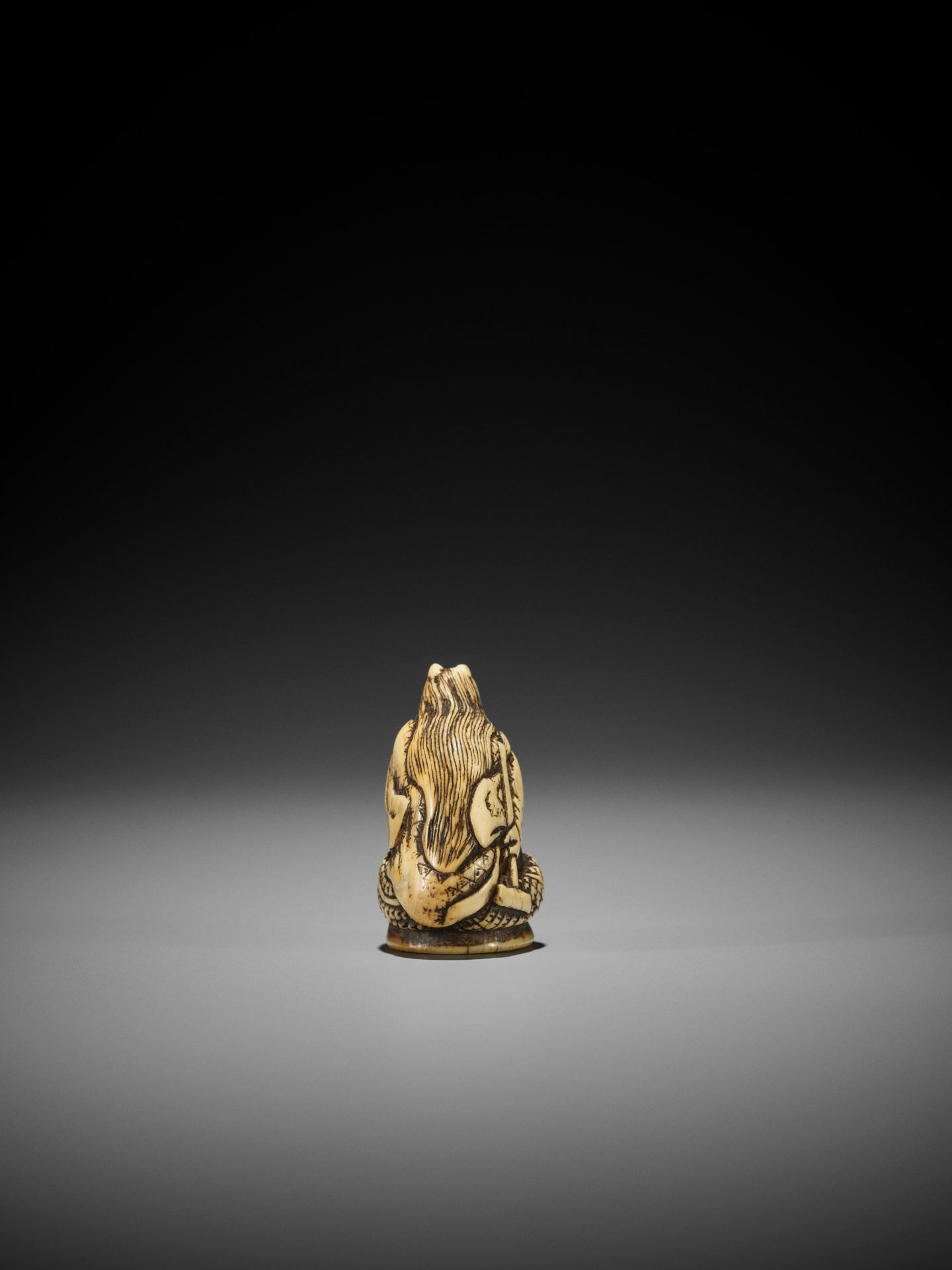 AN OLD IVORY NETSUKE OF KIYOHIME - Image 6 of 7