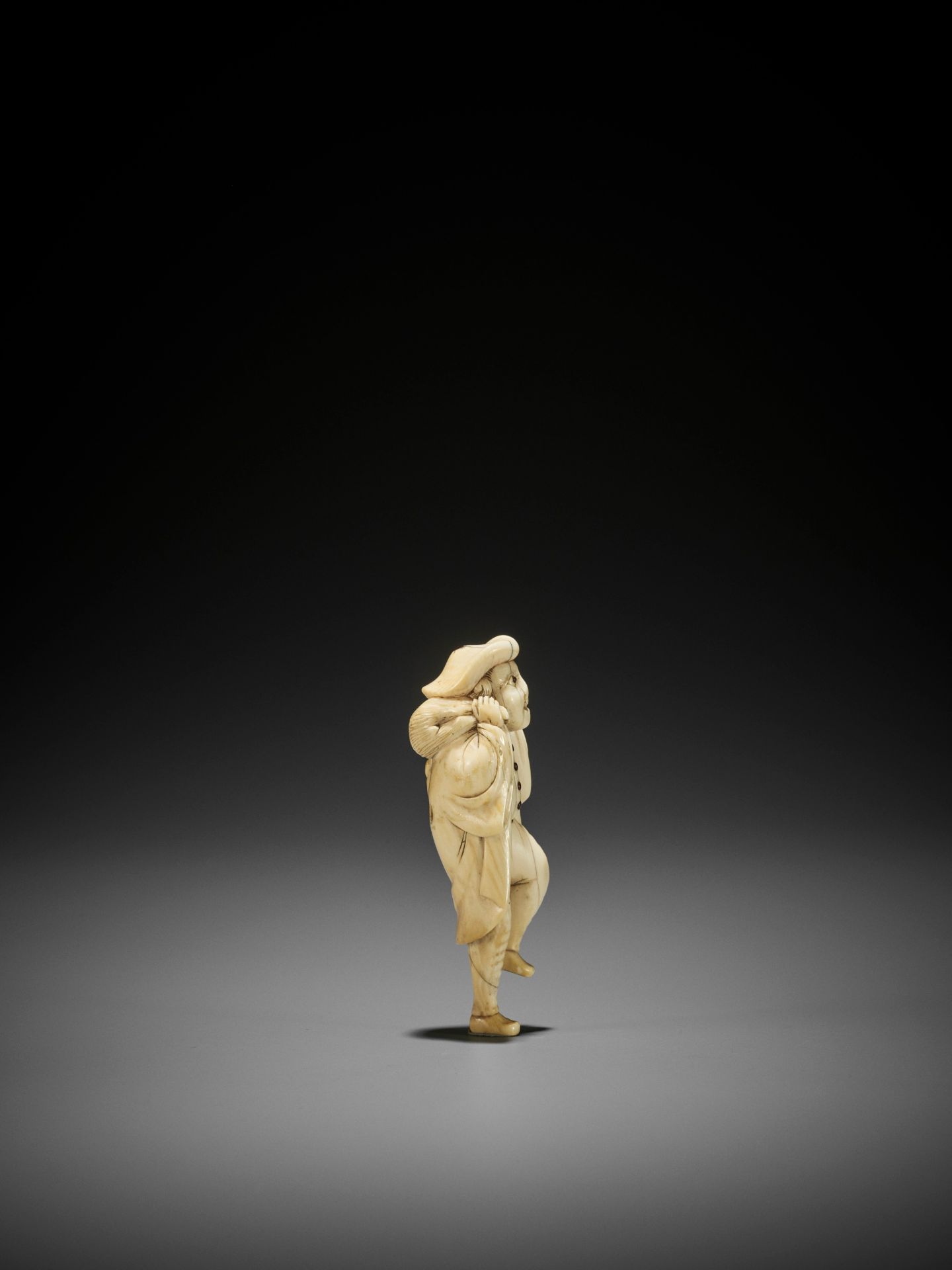 A SUPERB IVORY NETSUKE OF A DUTCHMAN WITH DEER CARCASS - Image 4 of 9