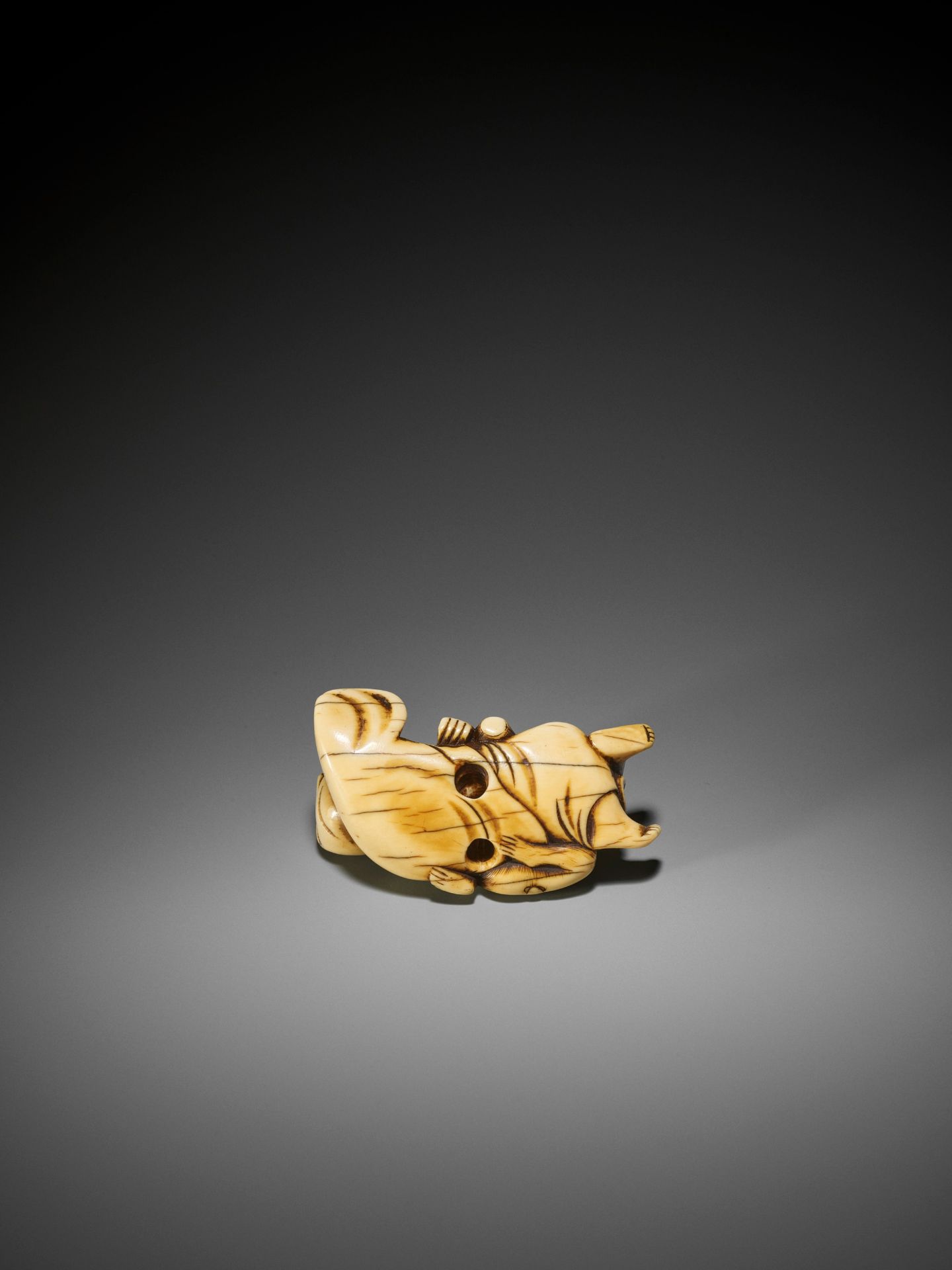 A GOOD IVORY NETSUKE OF A SLEEPING SARUMAWASHI AND THIEVING MONKEY - Bild 2 aus 7