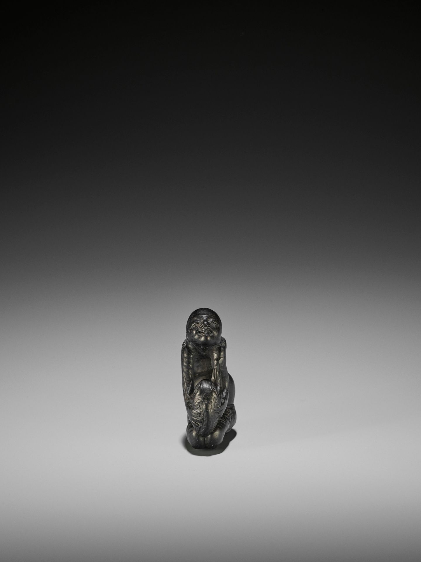 KIYOSHI: A LARGE EBONY NETSUKE OF GAMA SENNIN AND HIS TOAD - Bild 5 aus 12