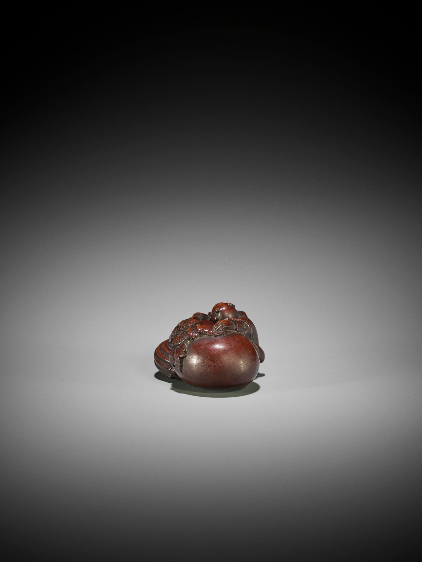 AN EARLY WOOD NETSUKE OF A KARAKO WITH KIKU FLOWER AND TREASURE SACK - Image 4 of 8