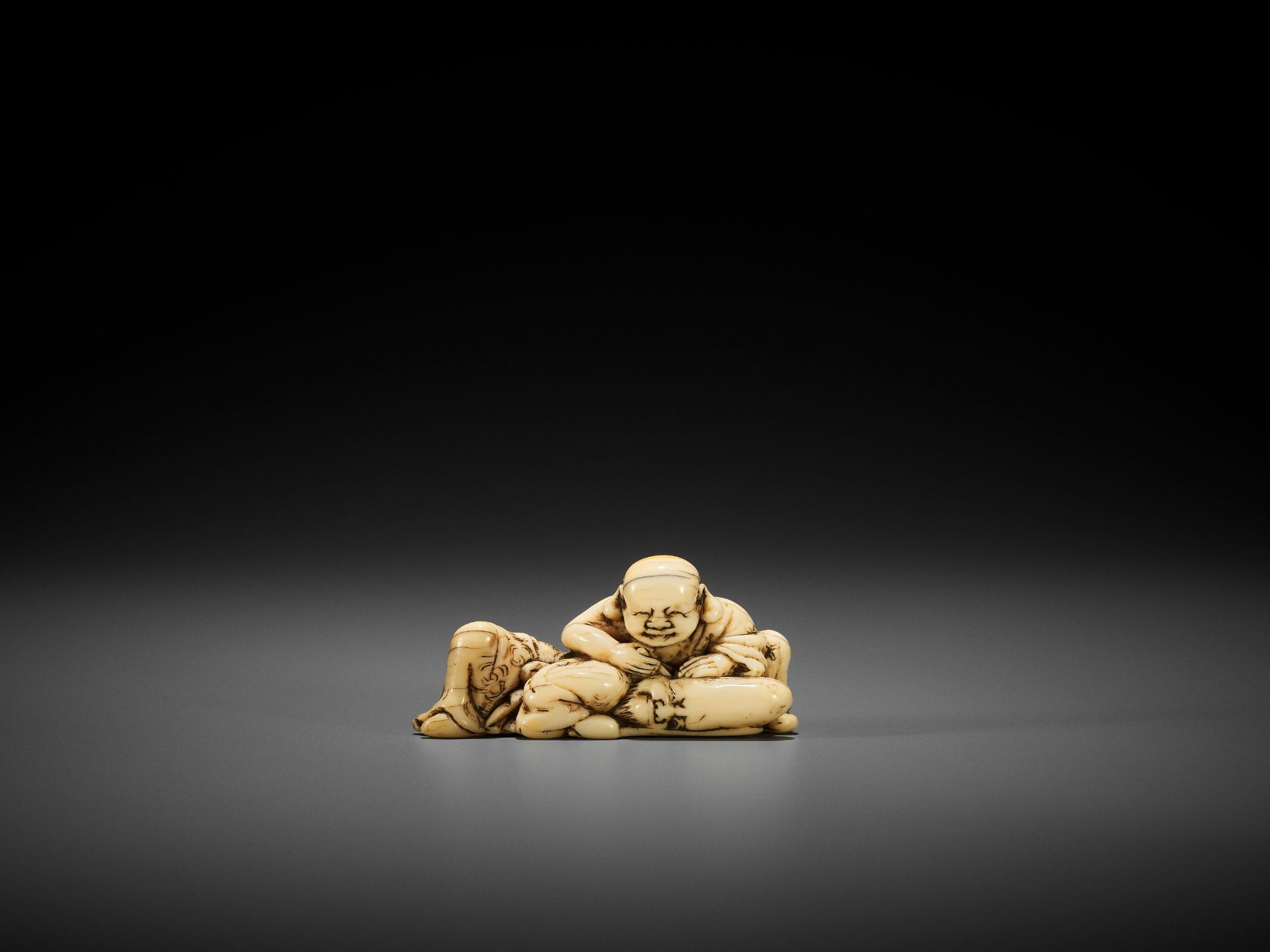 AN EARLY IVORY NETSUKE OF HOTEI AND FUKUROKUJU - Image 4 of 10