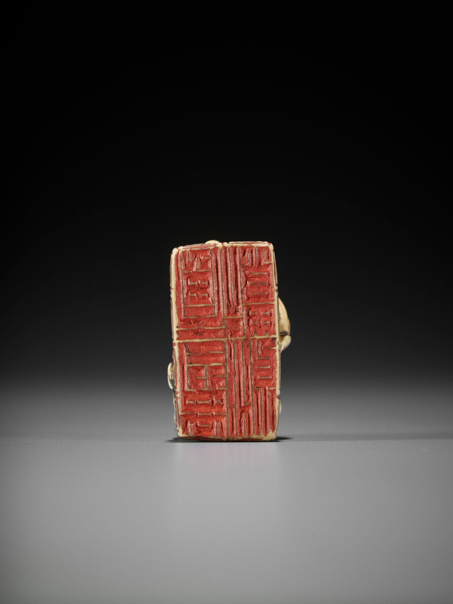 A RARE IVORY SEAL NETSUKE WITH AN ONI - Bild 3 aus 8