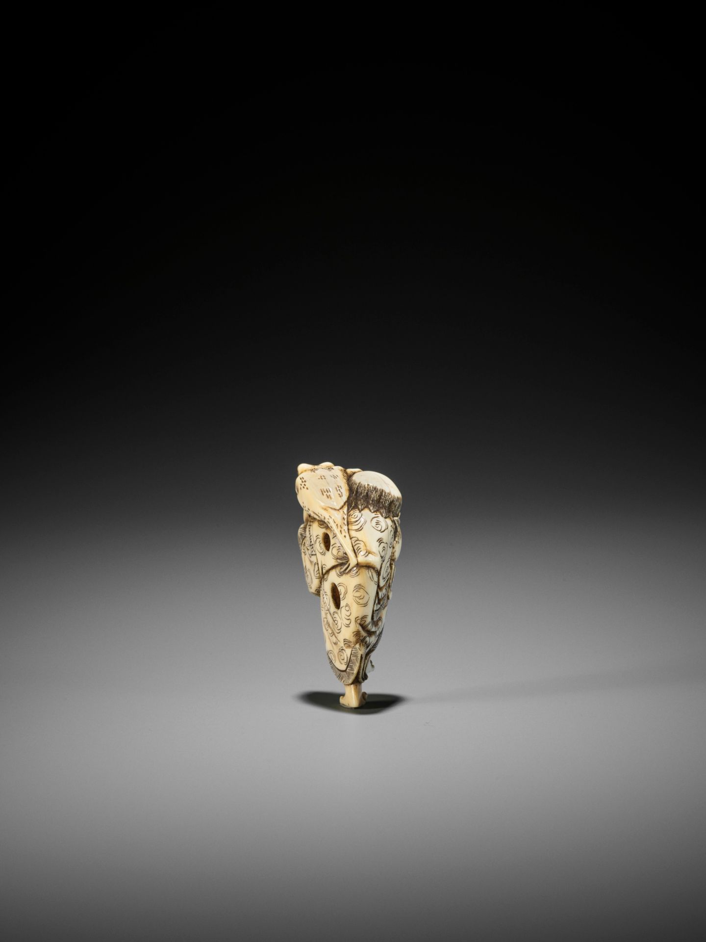 YOSHINAGA: AN IVORY NETSUKE OF GAMA SENNIN WITH A PEACH AND HIS THREE-LEGGED TOAD - Image 5 of 11