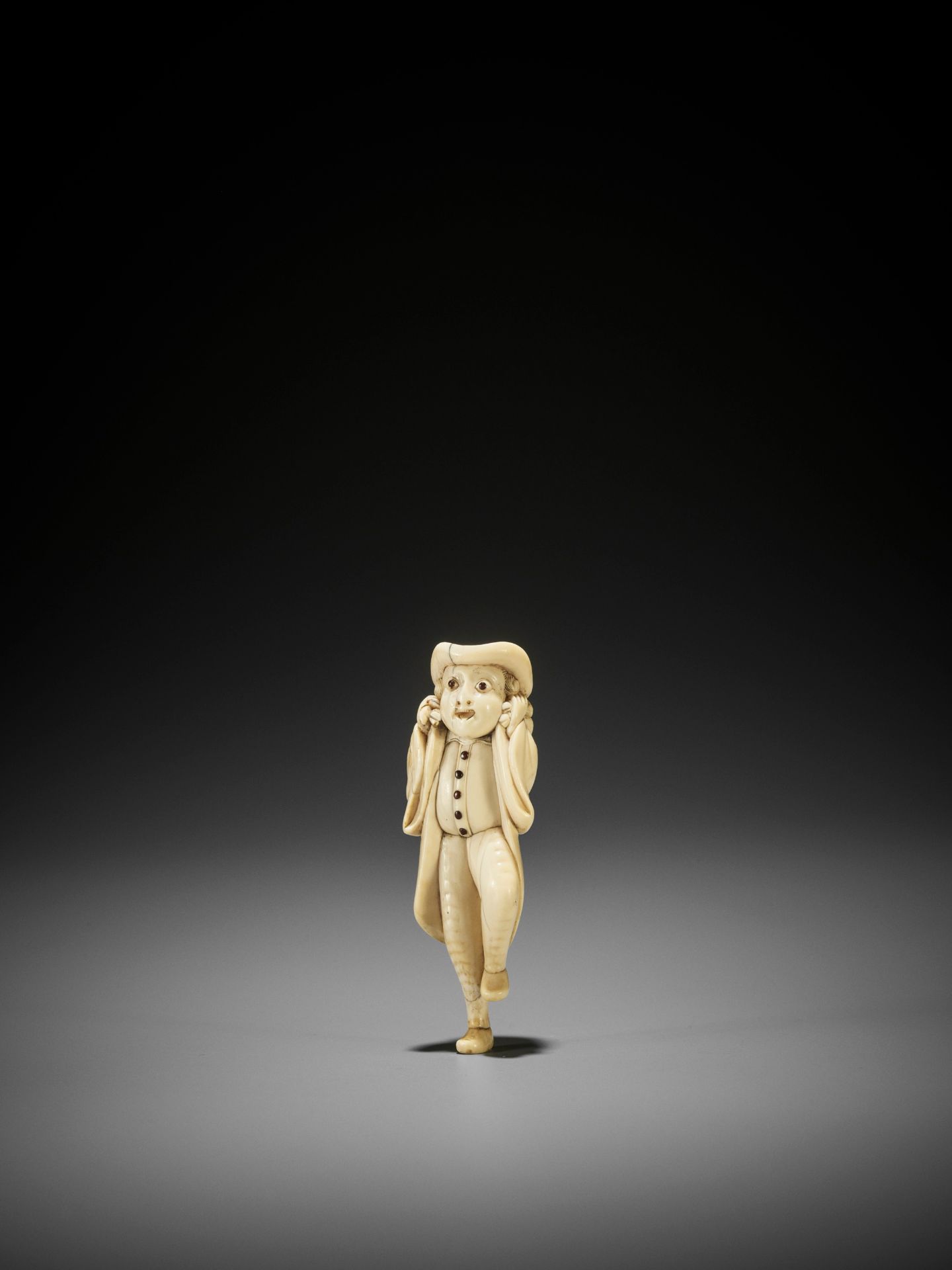 A SUPERB IVORY NETSUKE OF A DUTCHMAN WITH DEER CARCASS - Image 7 of 9