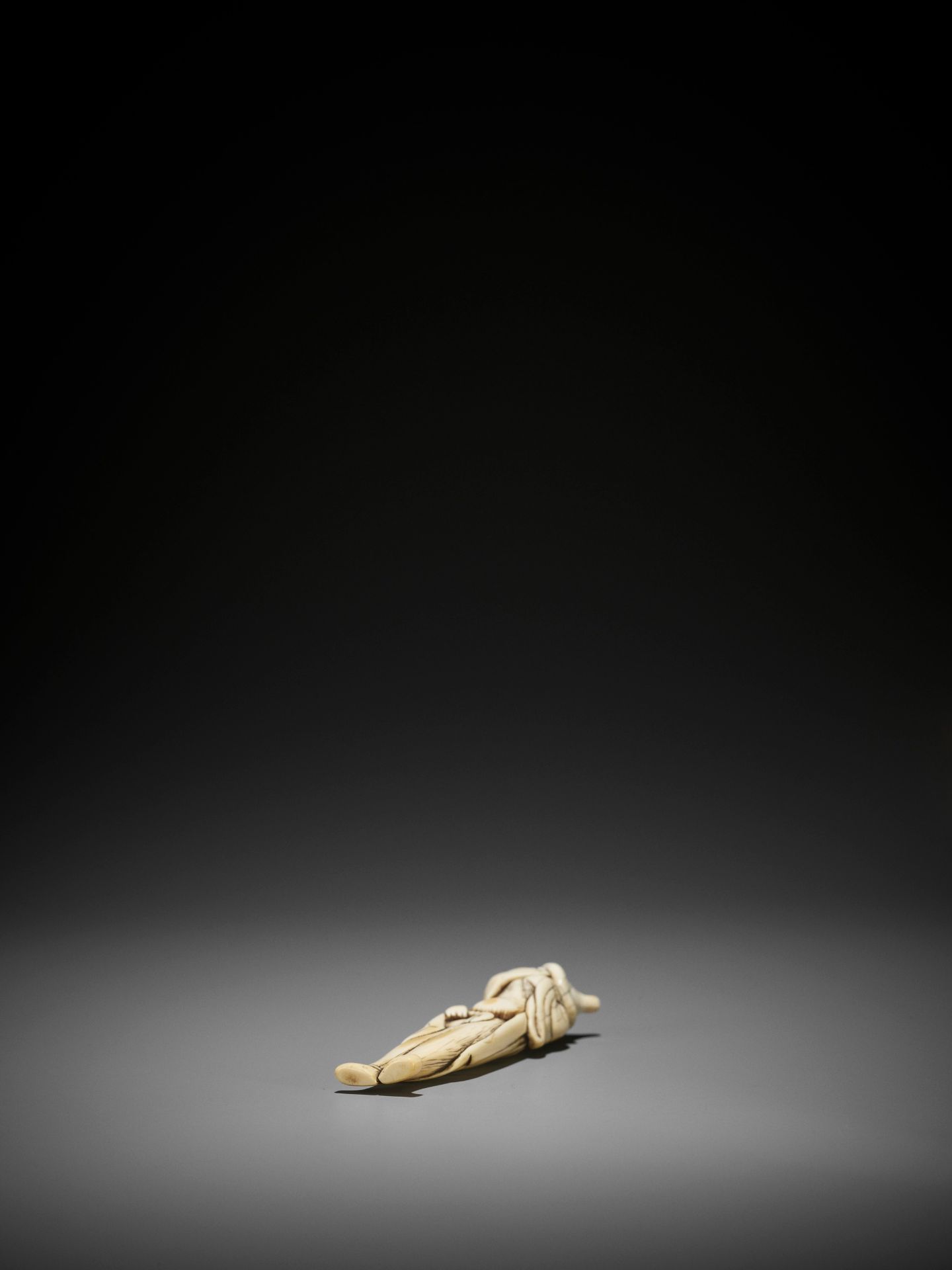 A RARE AND TALL IVORY NETSUKE OF A FOREIGNER - Image 9 of 9