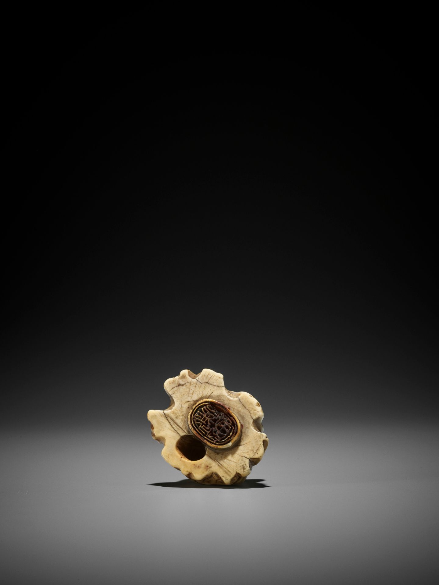 AN UNUSUAL AND EARLY TOBORI STYLE IVORY NETSUKE OF A RAKAN ON A ROCK - Image 8 of 10