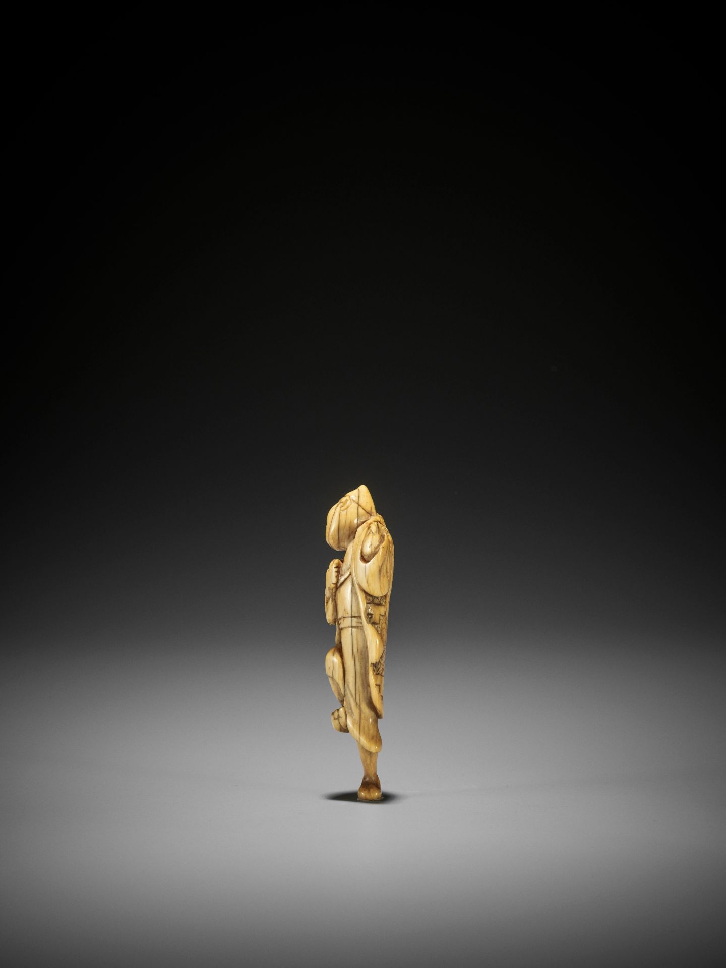 AN EARLY IVORY NETSUKE OF A SARUMAWASHI - Bild 5 aus 6